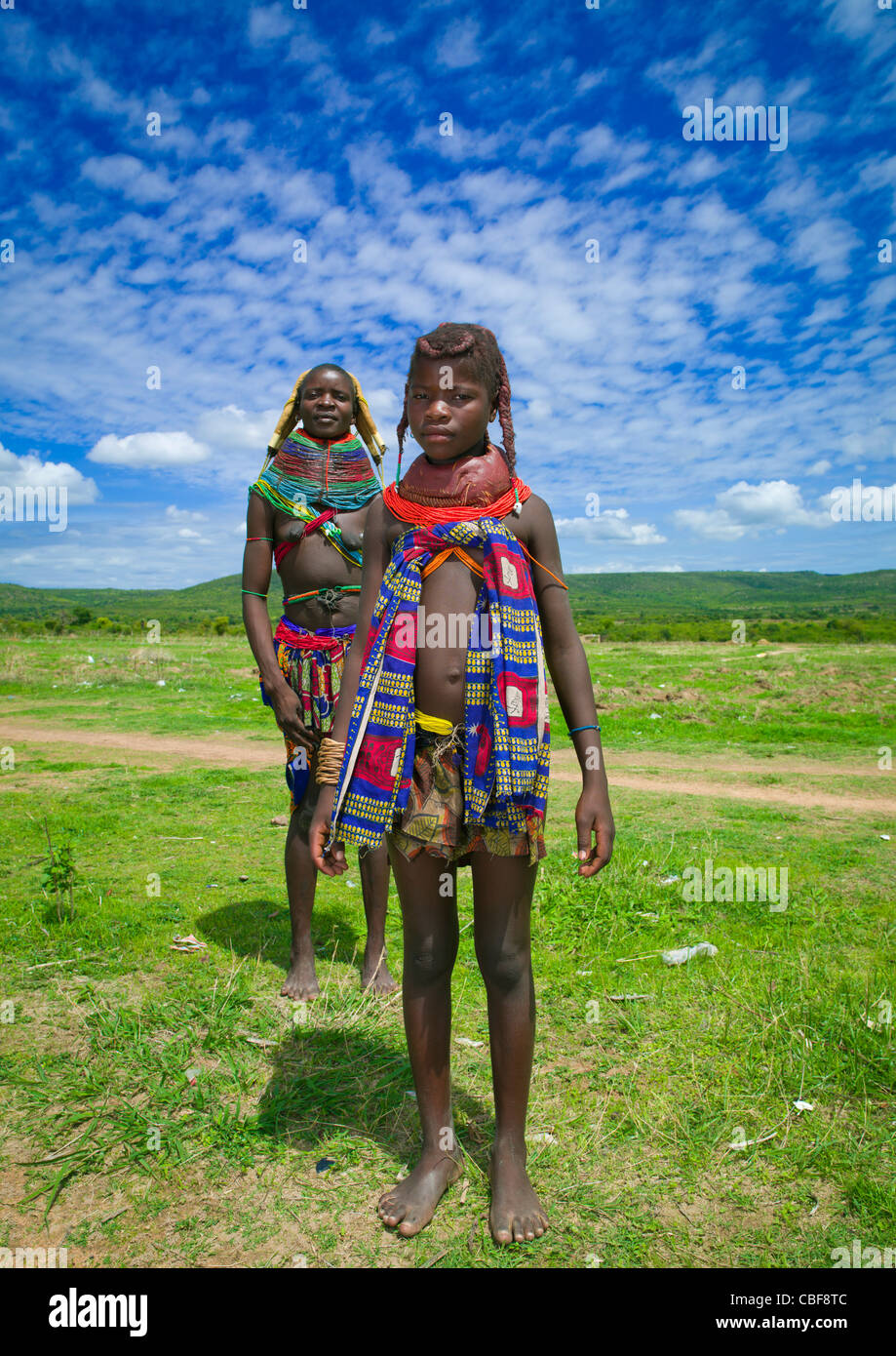 Mwila Mutter und Tochter In den Busch, Chibia Bereich, Angola Stockfoto