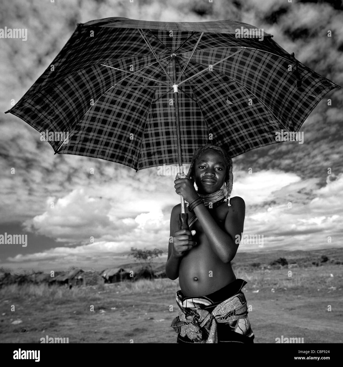 Mwila Mädchen mit Regenschirm, Chibia Bereich, Angola Stockfoto