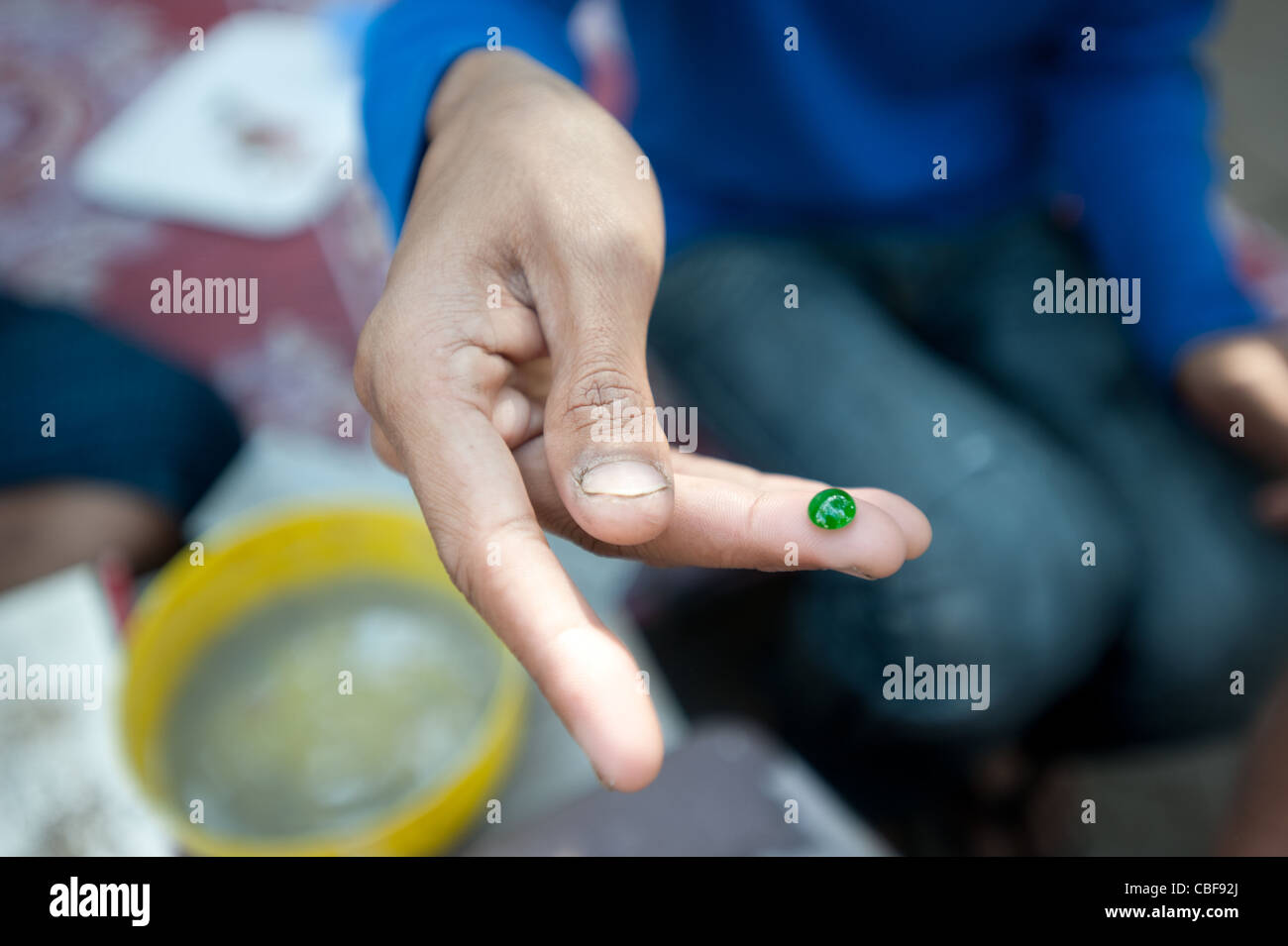 Mann zeigt auf seiner Hand, Bogyoke Aung San Jademarkt, Mandalay jade. Stockfoto