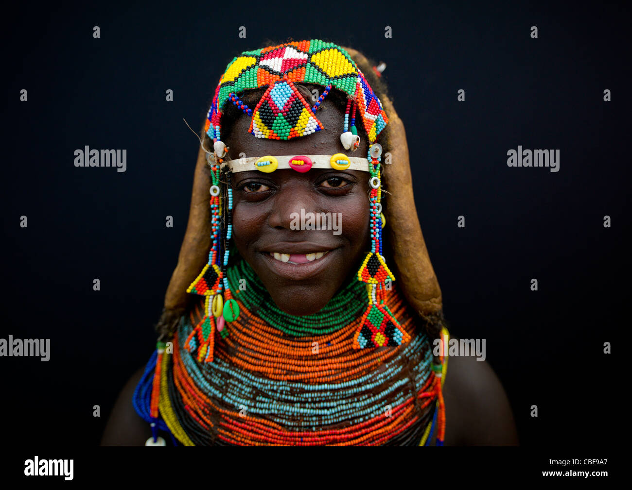 Mwila Girl With A Perlen Kopfschmuck und die oberen Zähnen entfernt, Angola Stockfoto