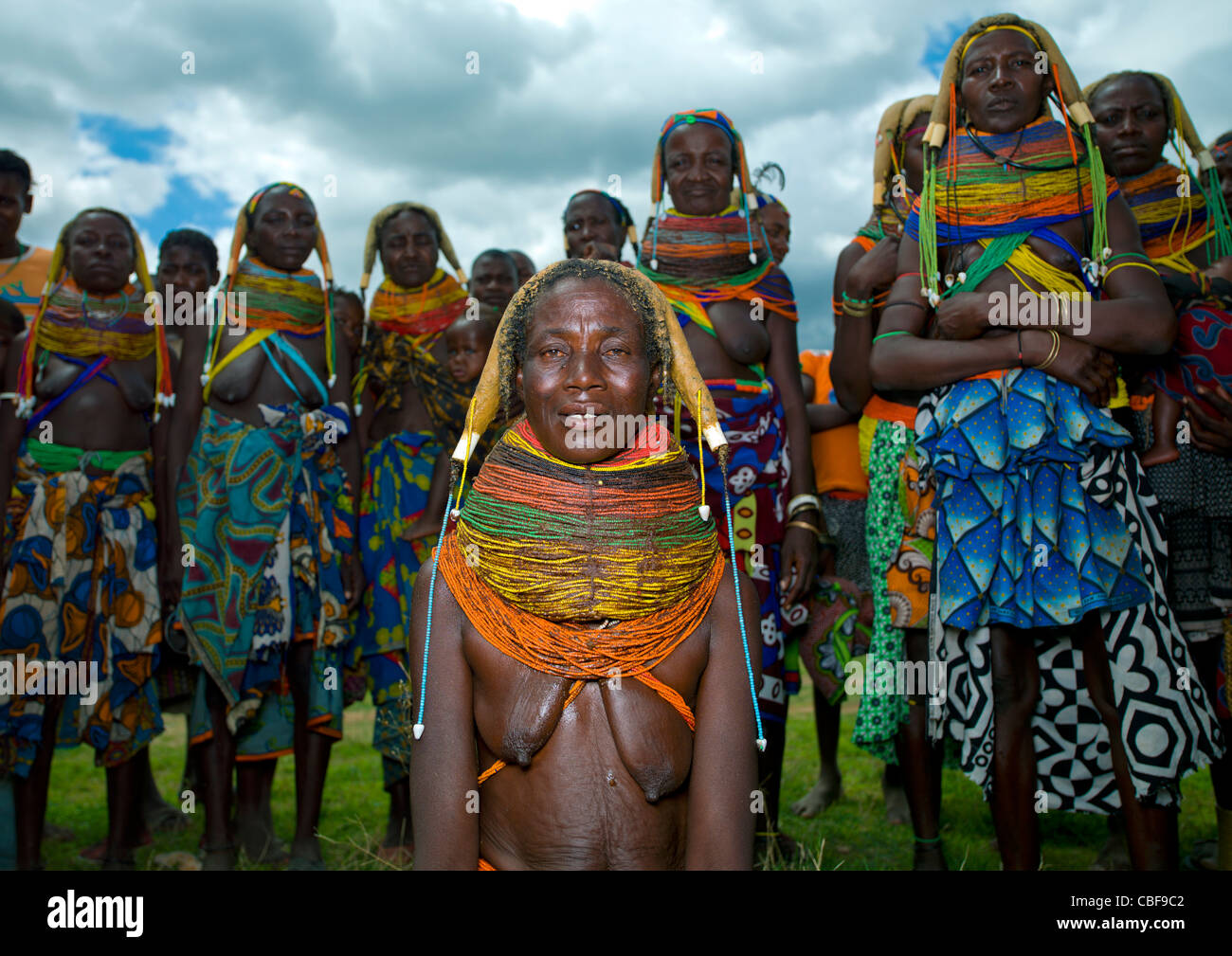 Mwila Frauen mit Vilanda Halsketten, Angola Stockfoto