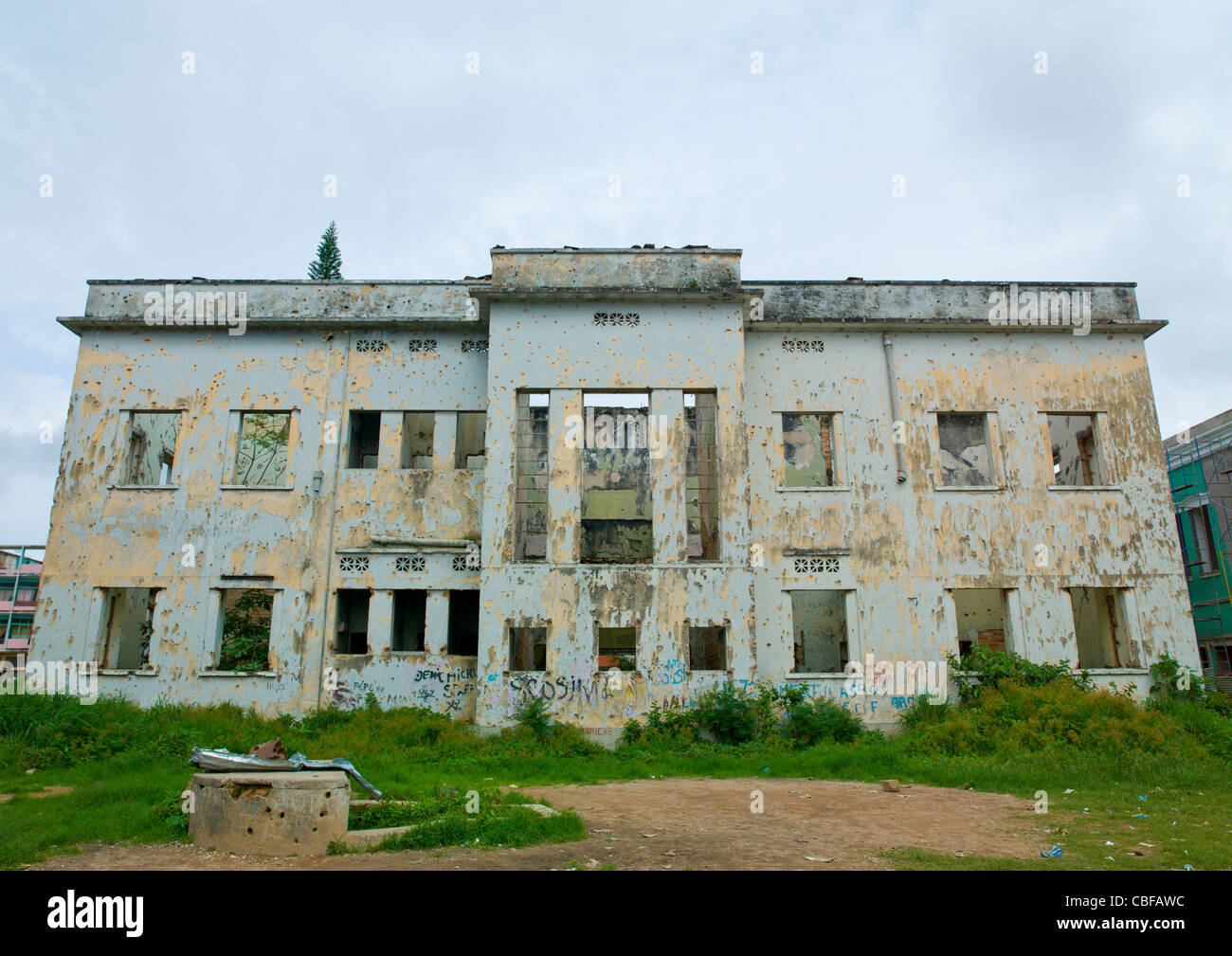 Altbau In der Ruine gespickt mit Auswirkungen auf die Kugel, Huambo, Angola Stockfoto