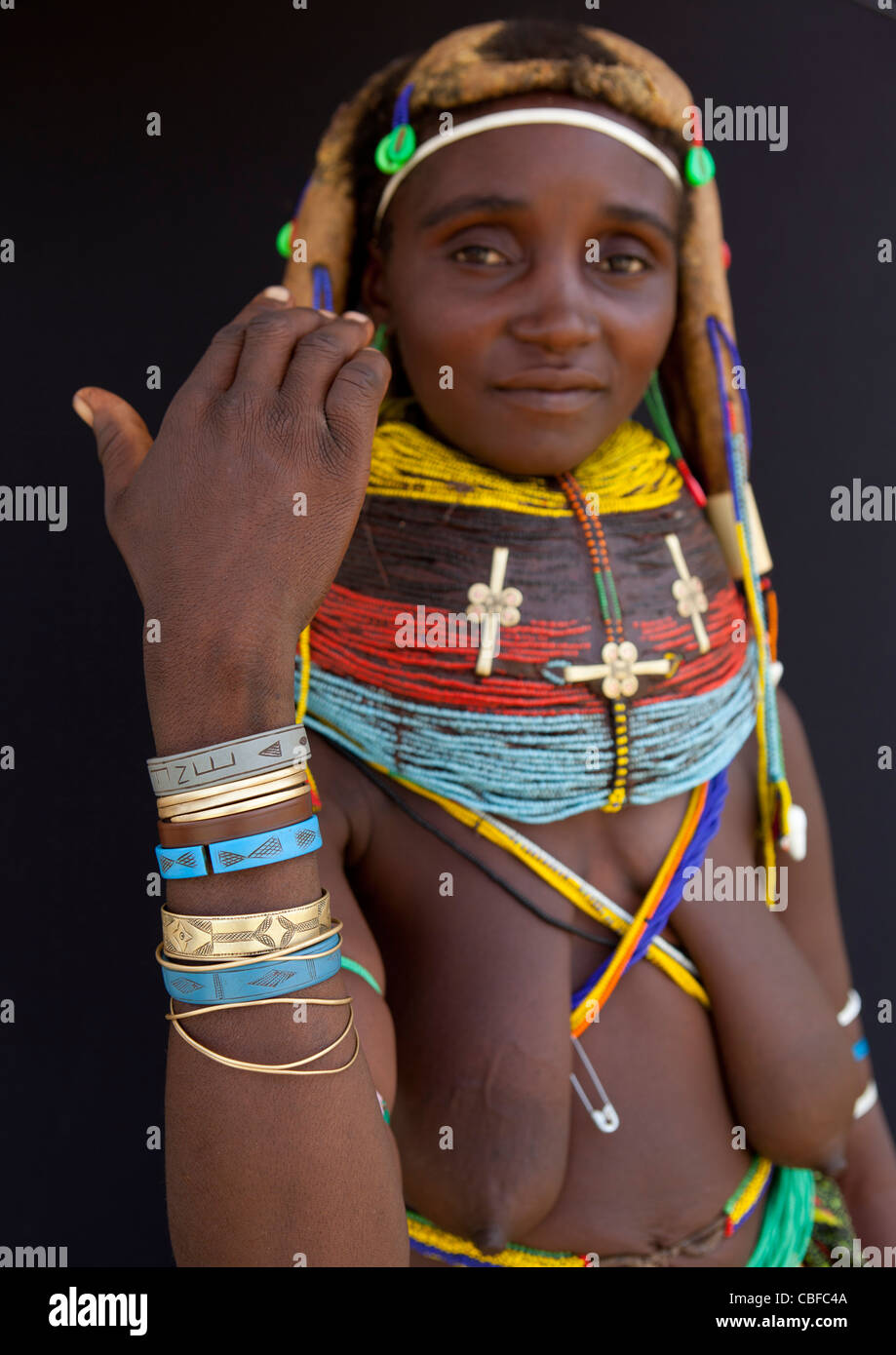 Mwila Frau zeigt ihre Armbänder, Chibia Bereich, Angola Stockfoto