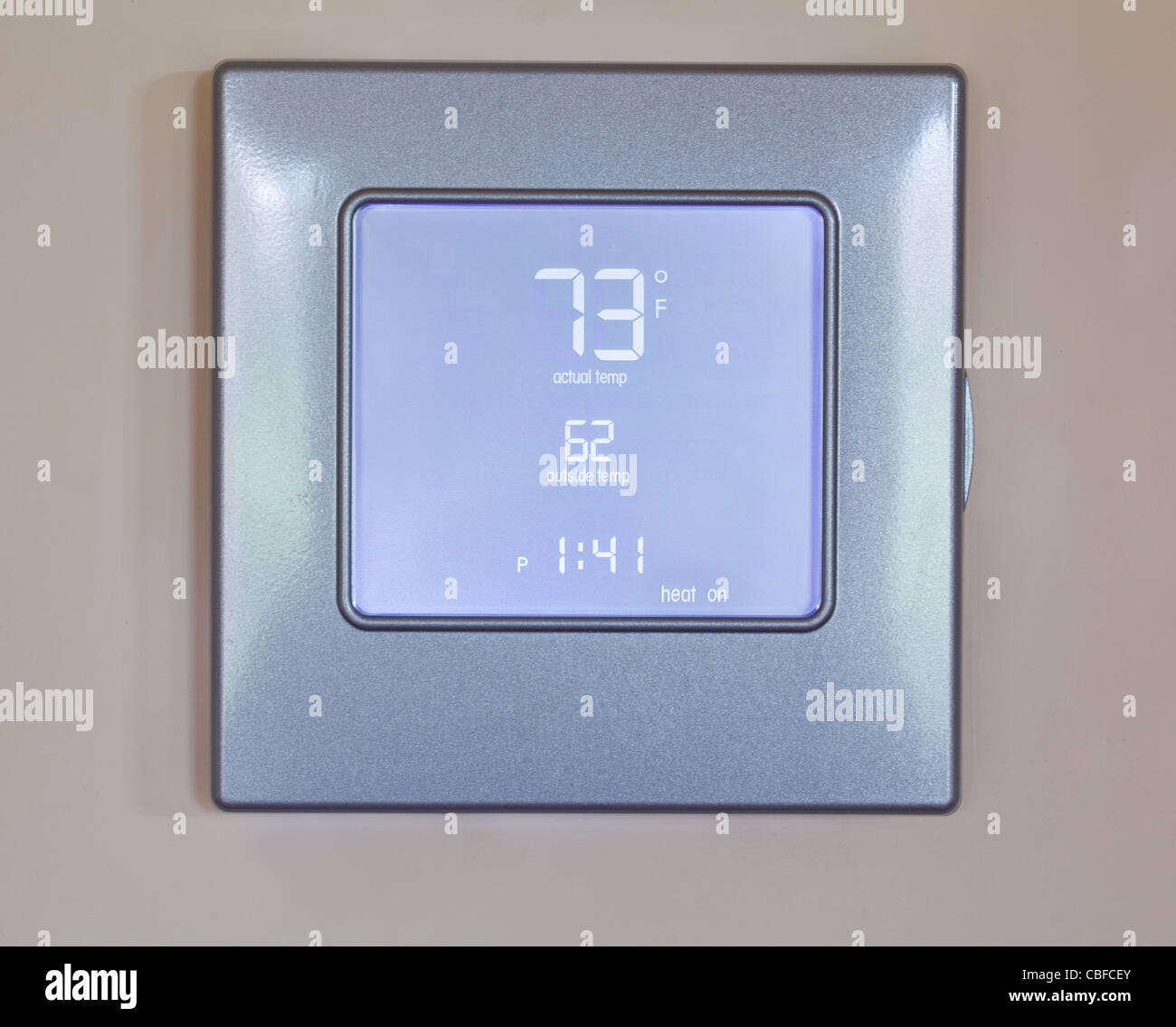 Elektronischer Thermostat mit blauem LCD-Display zur Steuerung der Klimaanlage und Heizung HLK Stockfoto