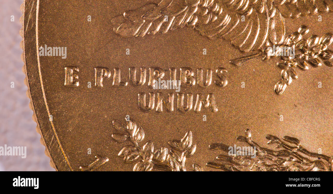 Eagle 1 Unze Goldmünzen mit Makroaufnahme der Gravur E Pluribus Unum Stockfoto