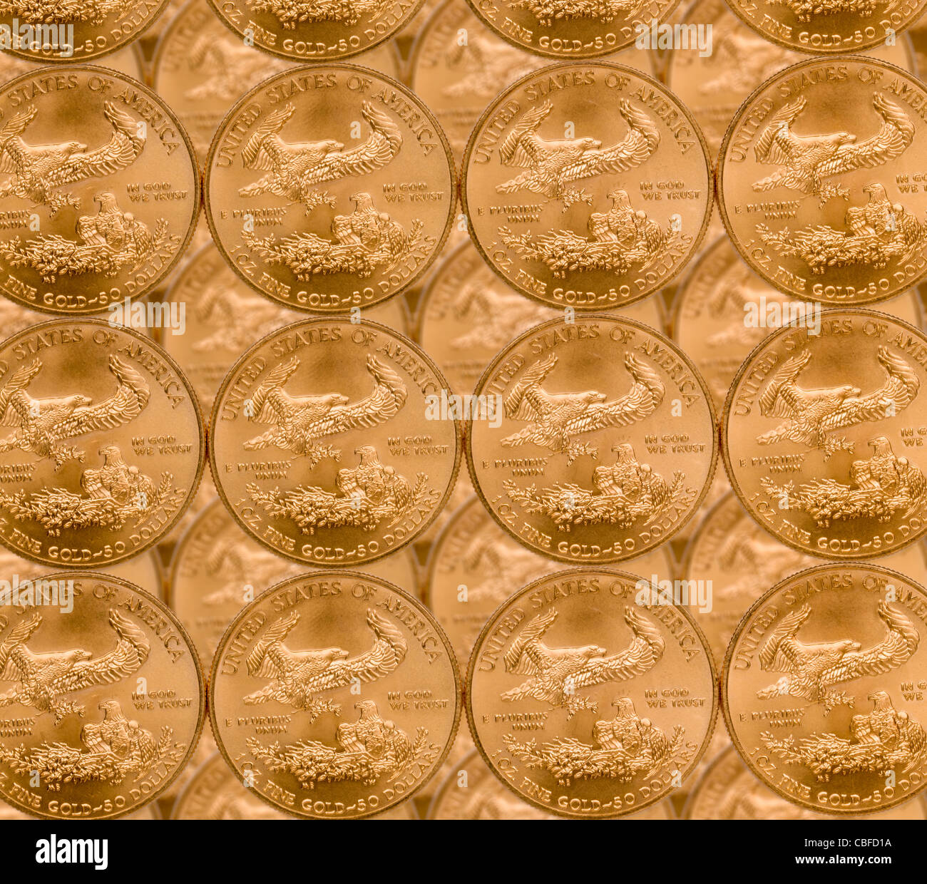 Gold Eagle 1 Unze Münzen in einem Muster und gestapelt auf jede Zeile Stockfoto