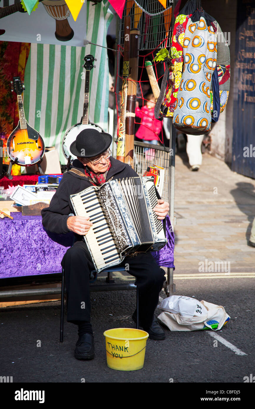 Viktorianische Markt Louth, Lincolnshire, England Musiker-Greis spielt Akkordeon in Melone mit ...