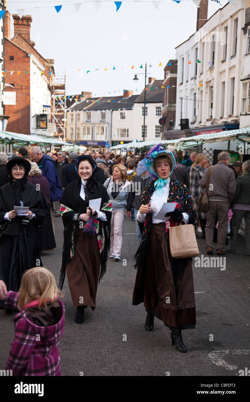 Viktorianische Markt Louth, Lincolnshire, England Damen tragen Mützen in Cornmarket Stockfoto