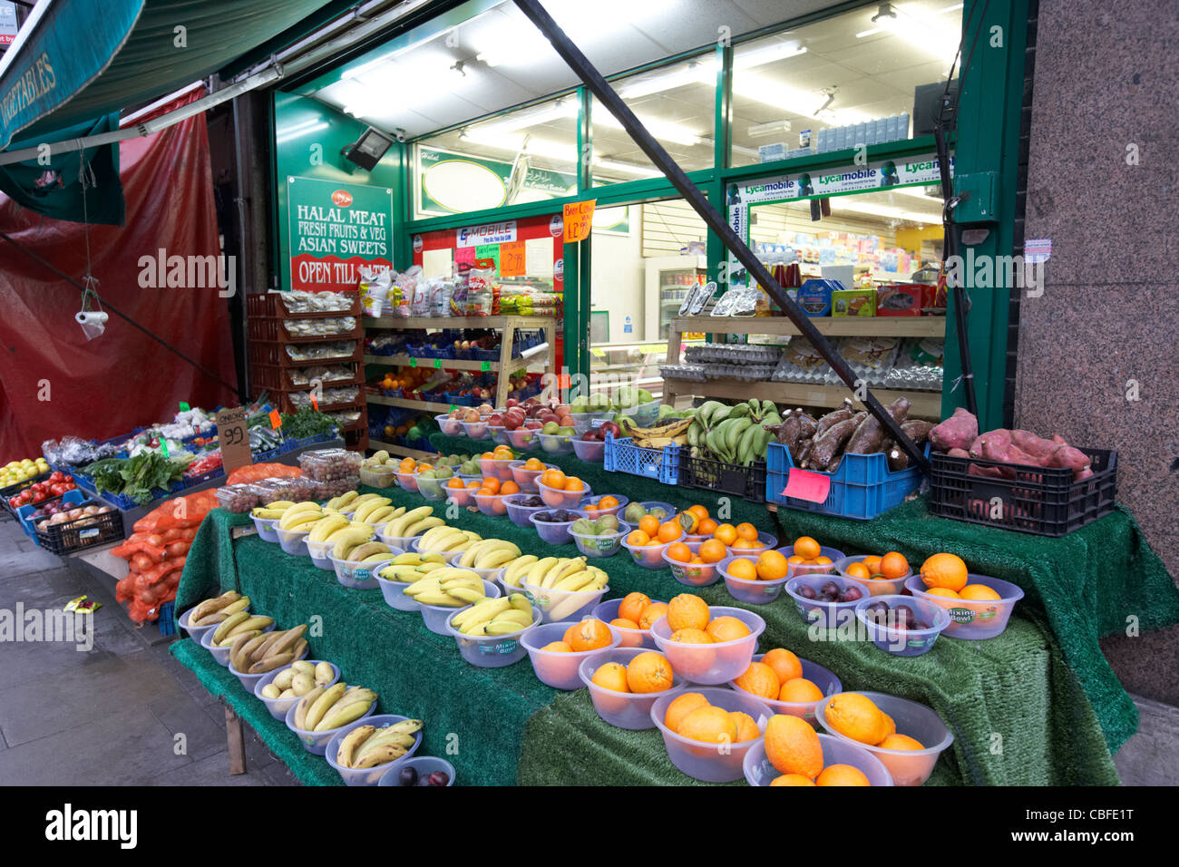 Halal-Fleisch und Obst und Gemüse-Shop im Norden London England Vereinigtes Königreich uk Stockfoto