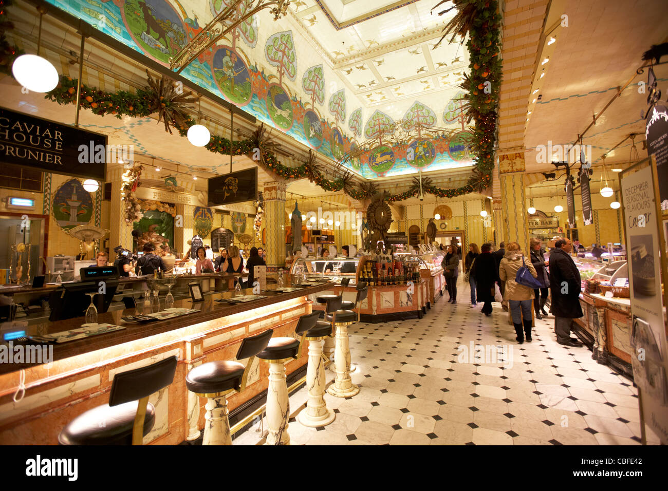 Innere des Essen Kaufhaus Harrods mit Sushi-Bar und Kaviar bar ... Innere des Essen Kaufhaus Harrods mit Sushi-Bar und Kaviar bar ...