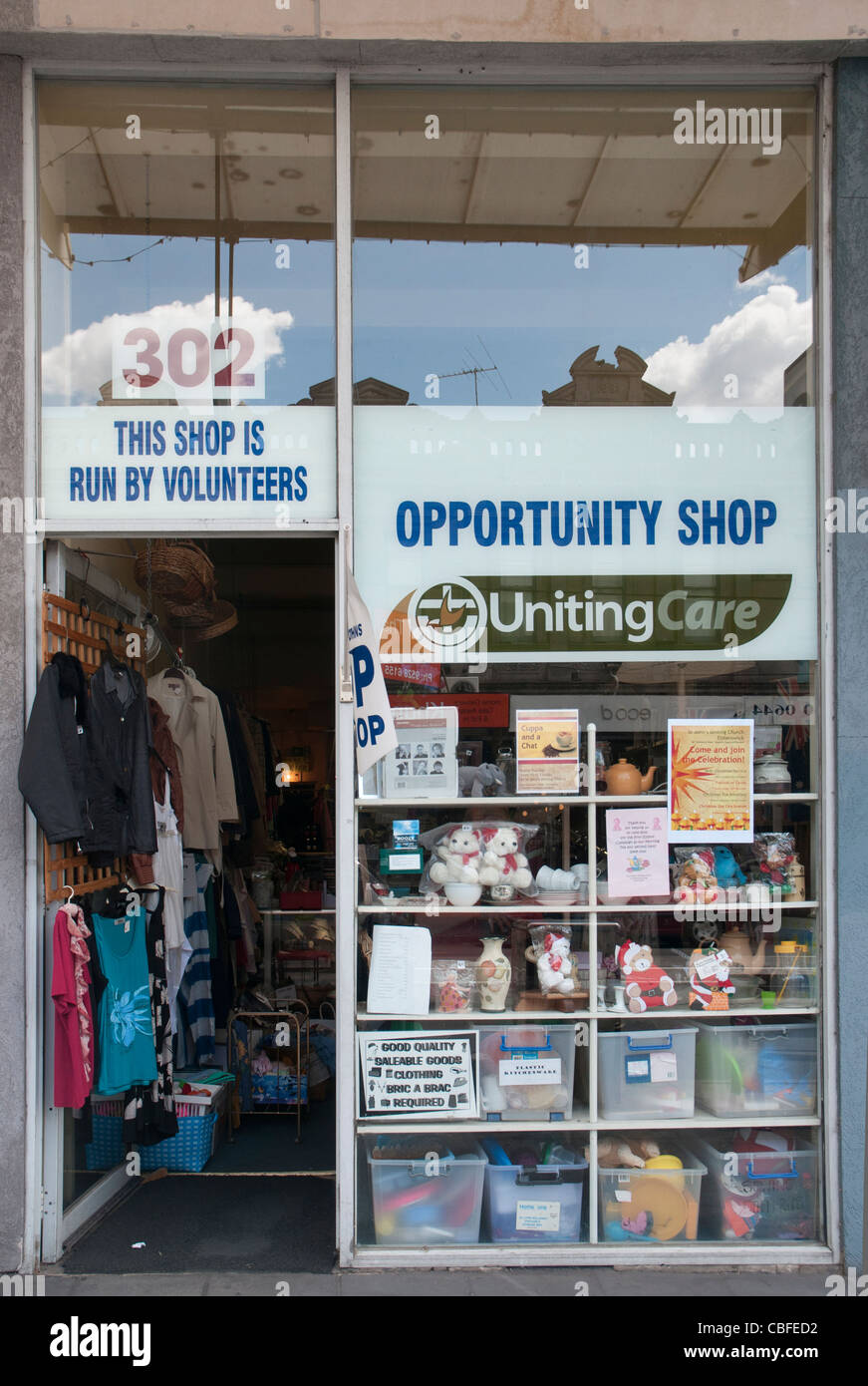 Möglichkeit (Nächstenliebe oder Sparsamkeit) 'Op' Shop in Melbourne, Victoria, Australia Stockfoto