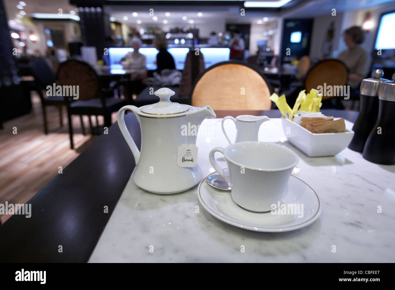 Kanne Tee von Instore-Café im Harrods Kaufhaus London England Vereinigtes Königreich uk Stockfoto