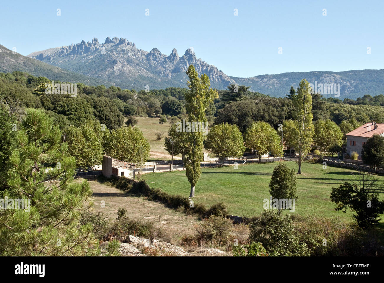 Die gezackten Gipfel der Aiguilles de Bavella, von der Stadt Quenza aus gesehen, in der südlichen Region Alta Rocca von Korsika, Frankreich. Stockfoto