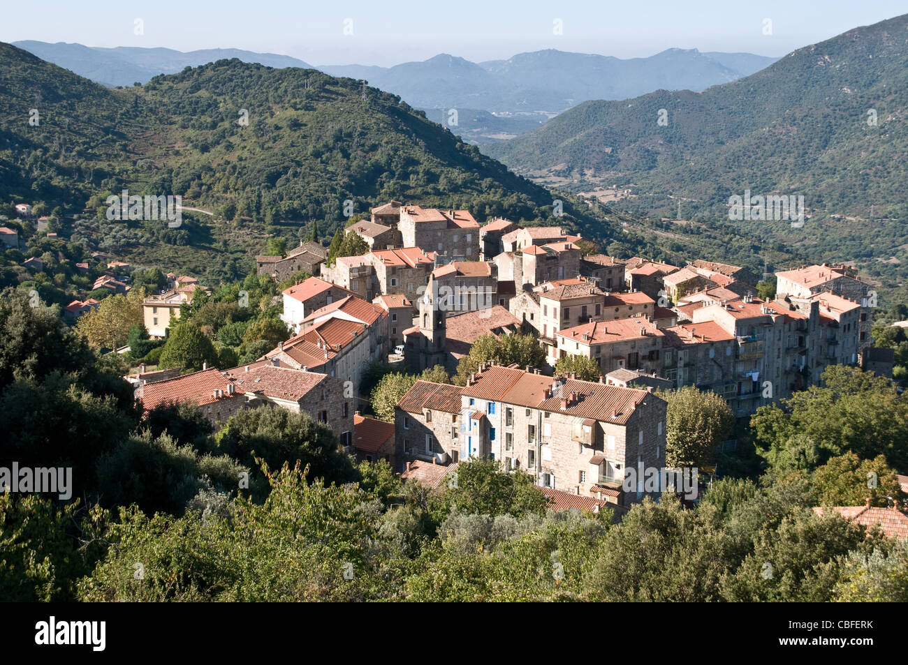 Alte Steingebäude im Bergdorf Sainte Lucie De Tallano, in der Region Alta Rocca im Süden Korsikas, Frankreich. Stockfoto