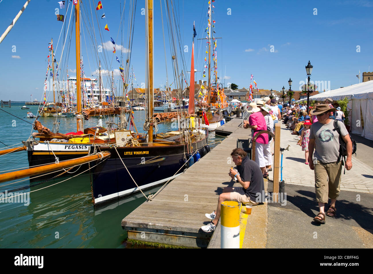 Alten Gaffer, klassisches Boot, Yachten, Boote, Hafen, Yarmouth, Isle Of Wight, England, UK Stockfoto