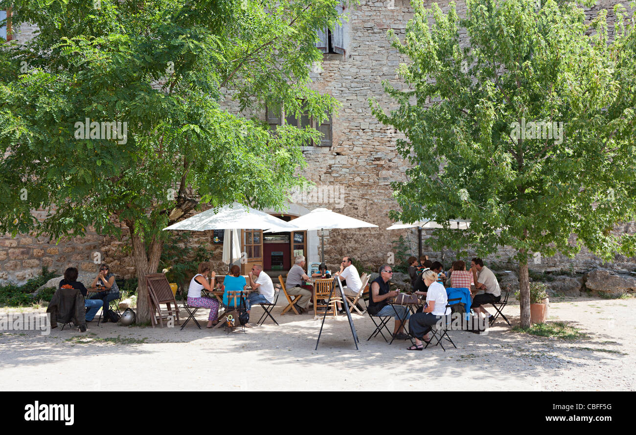Menschen Essen im Freien im Schatten im Restaurant Cite De La Couvertoirade Frankreich Stockfoto