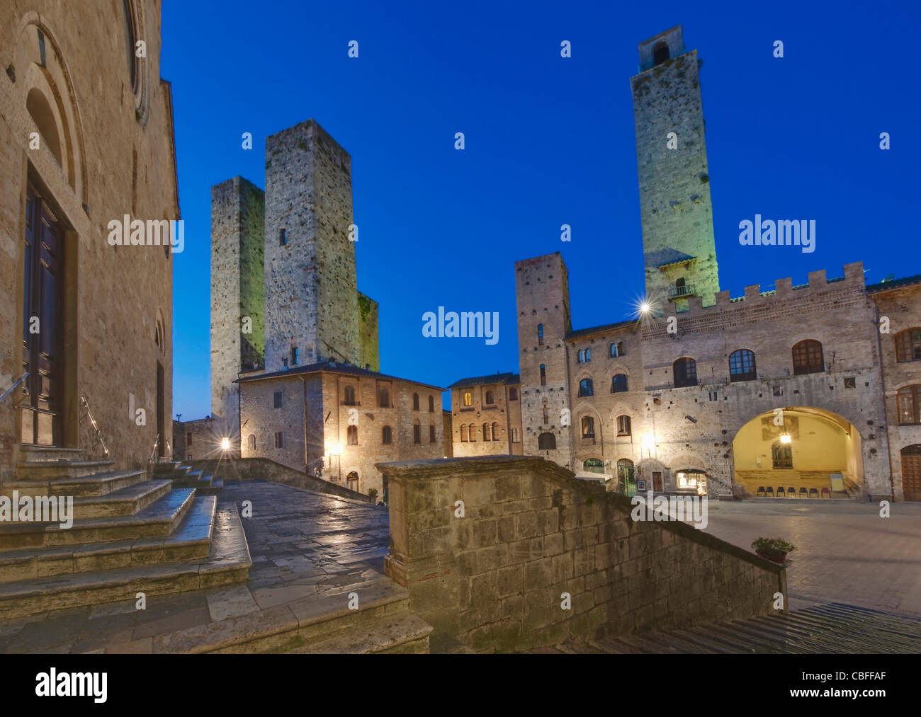 Europa, Italien, Toskana, San Gimignano, Piazza Duomo in der Dämmerung Stockfoto