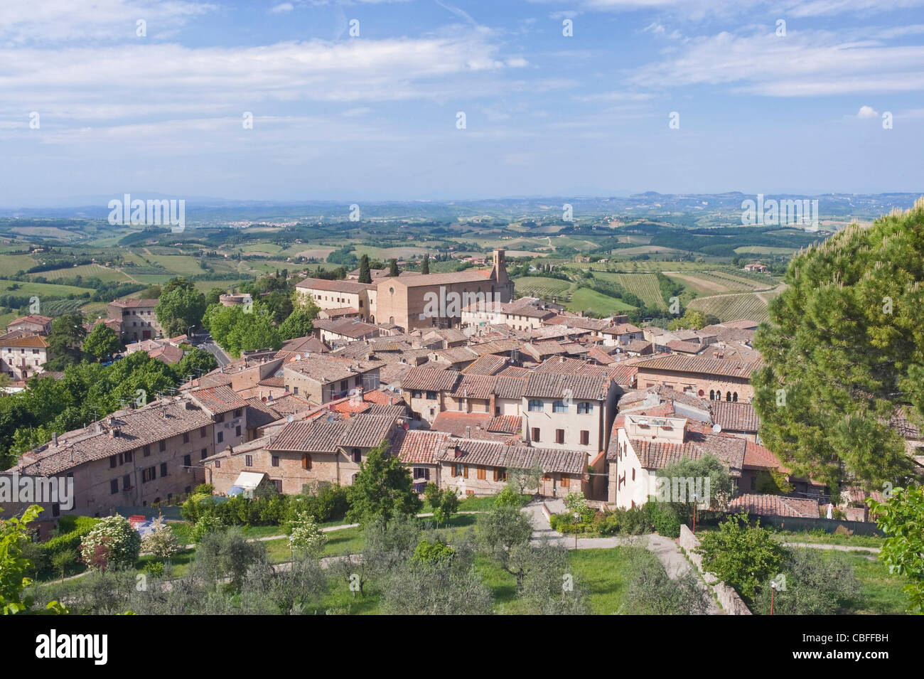 Europa, Italien, Toskana, San Gimignano und Landschaft Stockfoto