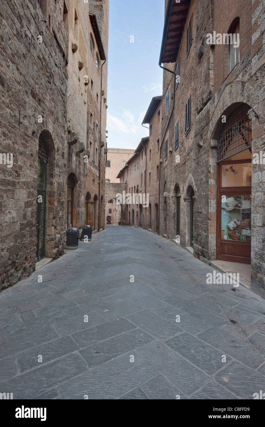 Europa, Italien, Toskana, San Gimignano, mittelalterliche Straße und Tor Stockfoto