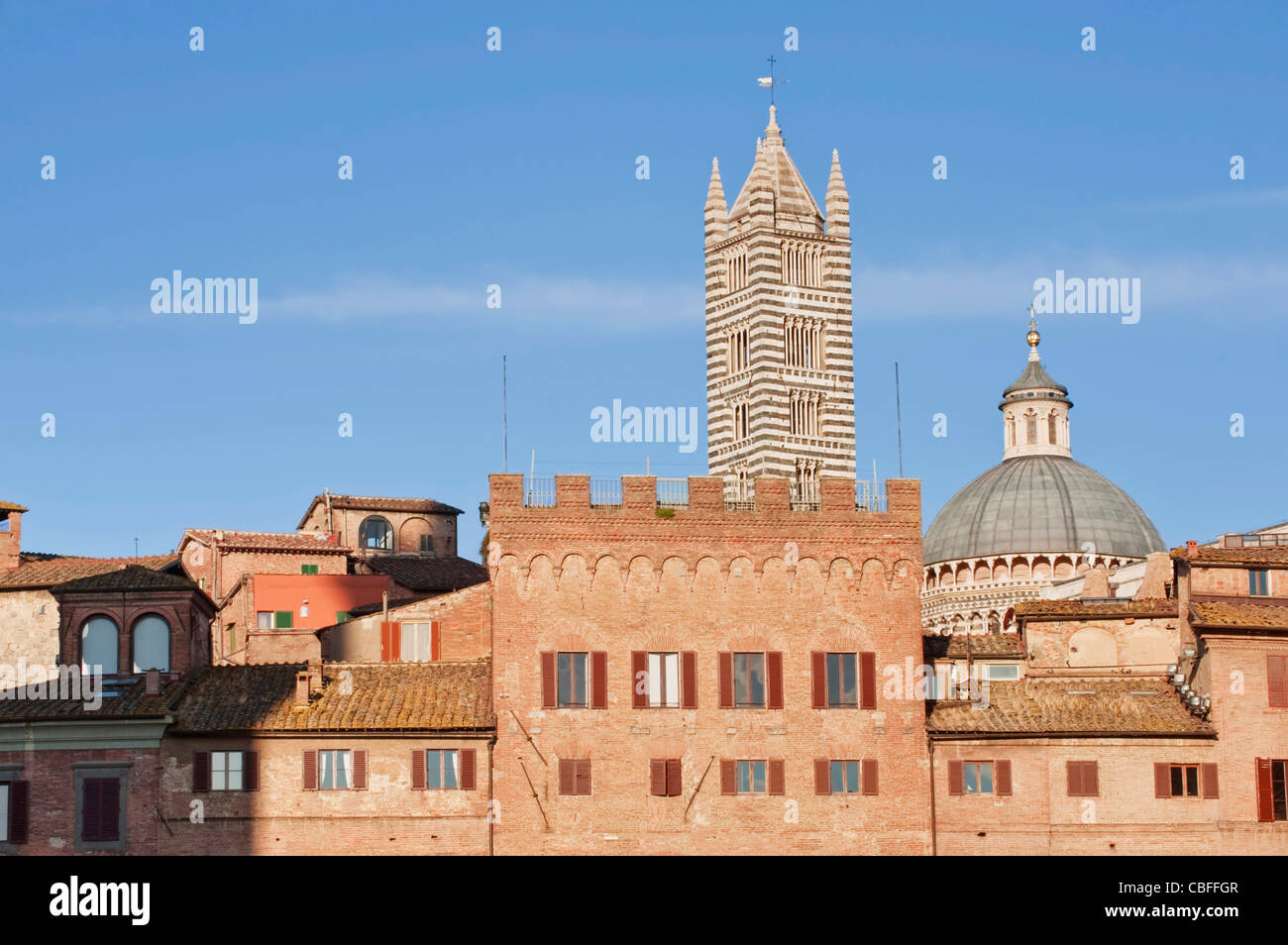 Europa, Italien, Toskana, Siena, Piazza del Campo mit Dom von Siena im Hintergrund Stockfoto