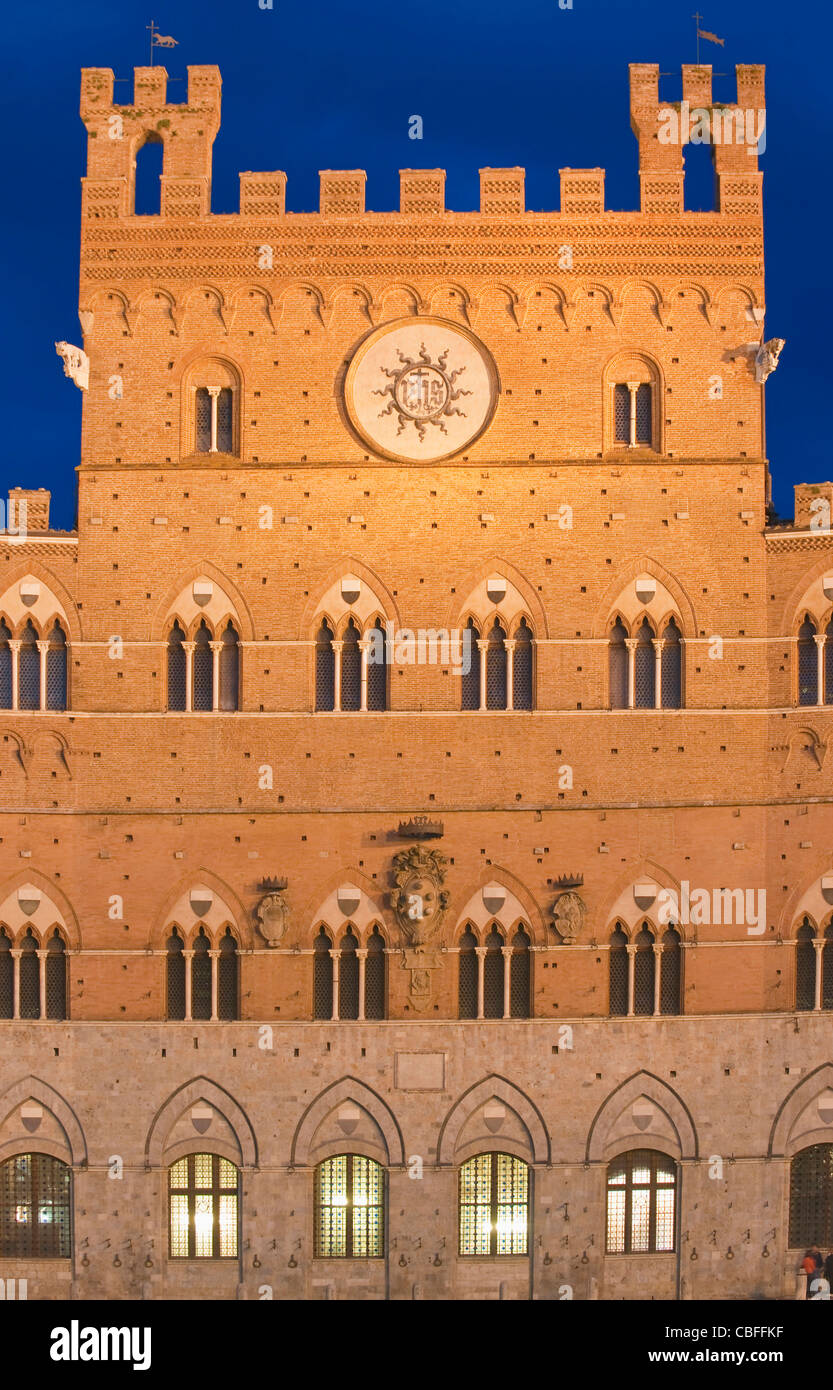 Europa, Italien, Toskana, Siena, Palazzo Pubblico (Rathaus) in der Dämmerung Stockfoto