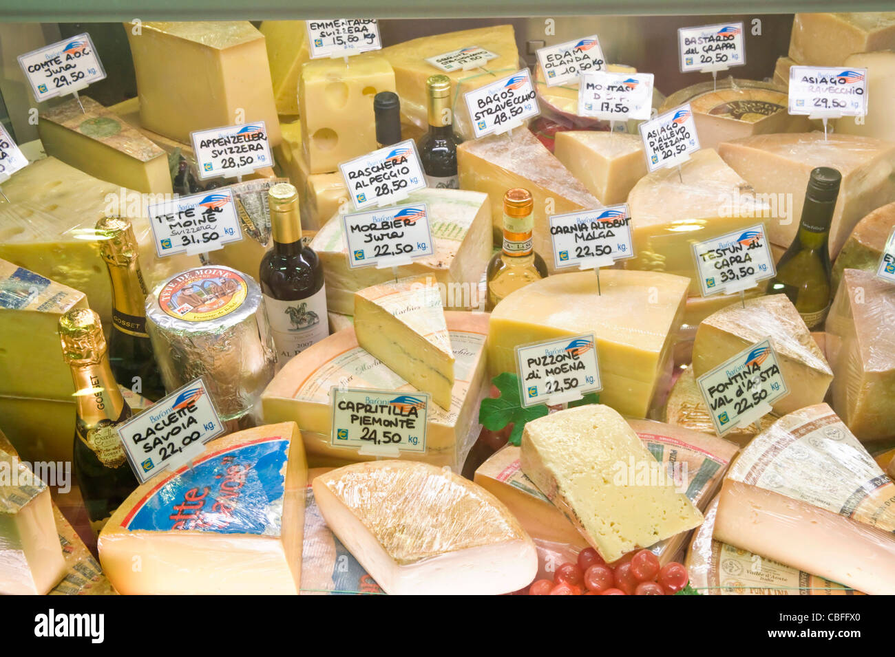 Europa, Italien, Toskana, Florenz, Käse und Wein zum Verkauf auf Markt Stockfoto