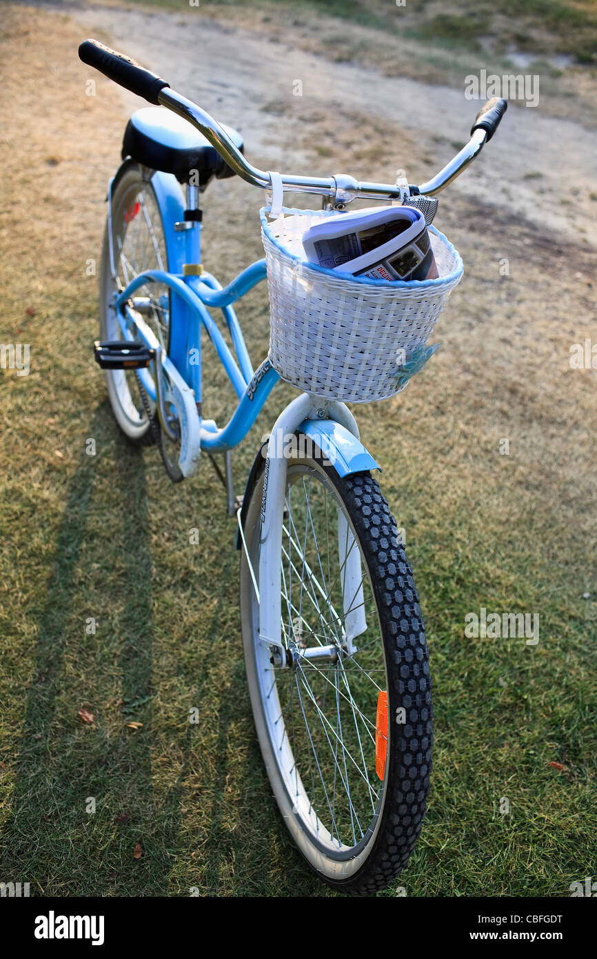 Blaue Cruiser Stil Fahrrad mit Korb Stockfoto