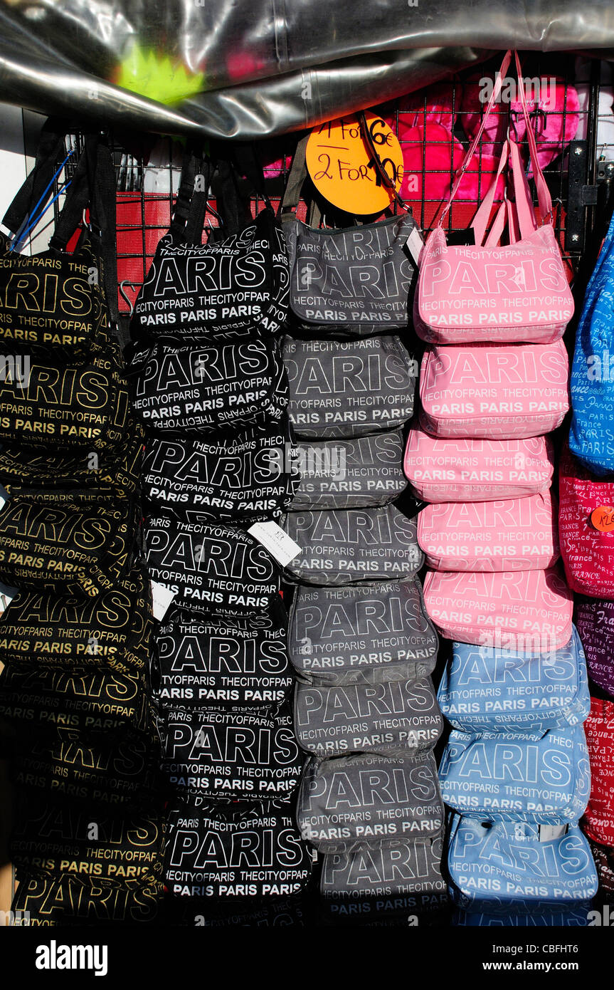 Bunte Paris Tourist Handtaschen zum Verkauf in Paris Markt Stockfoto