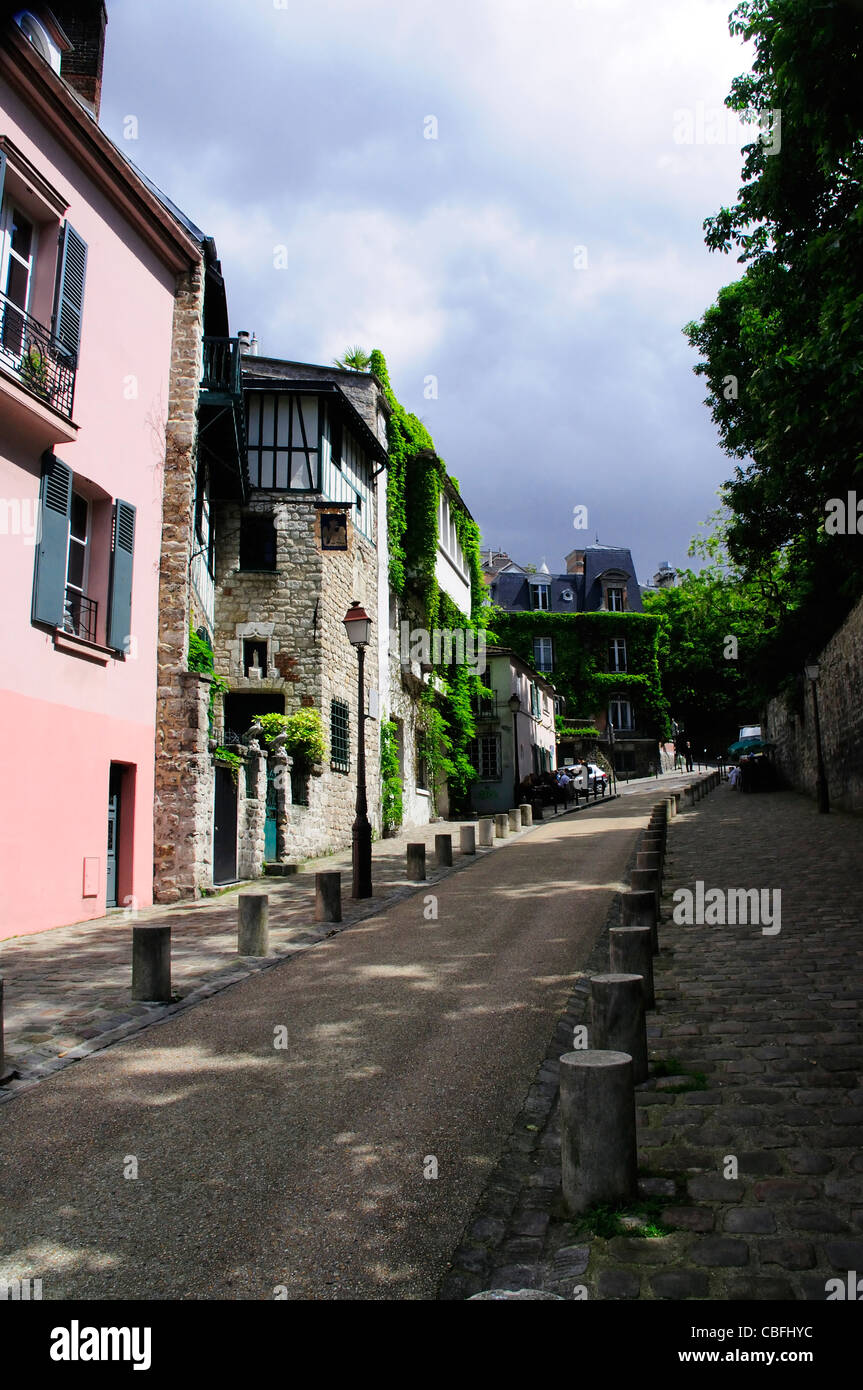 Ruhige Seitenstraße von Paris in das Viertel Montmartre in Paris Stockfoto