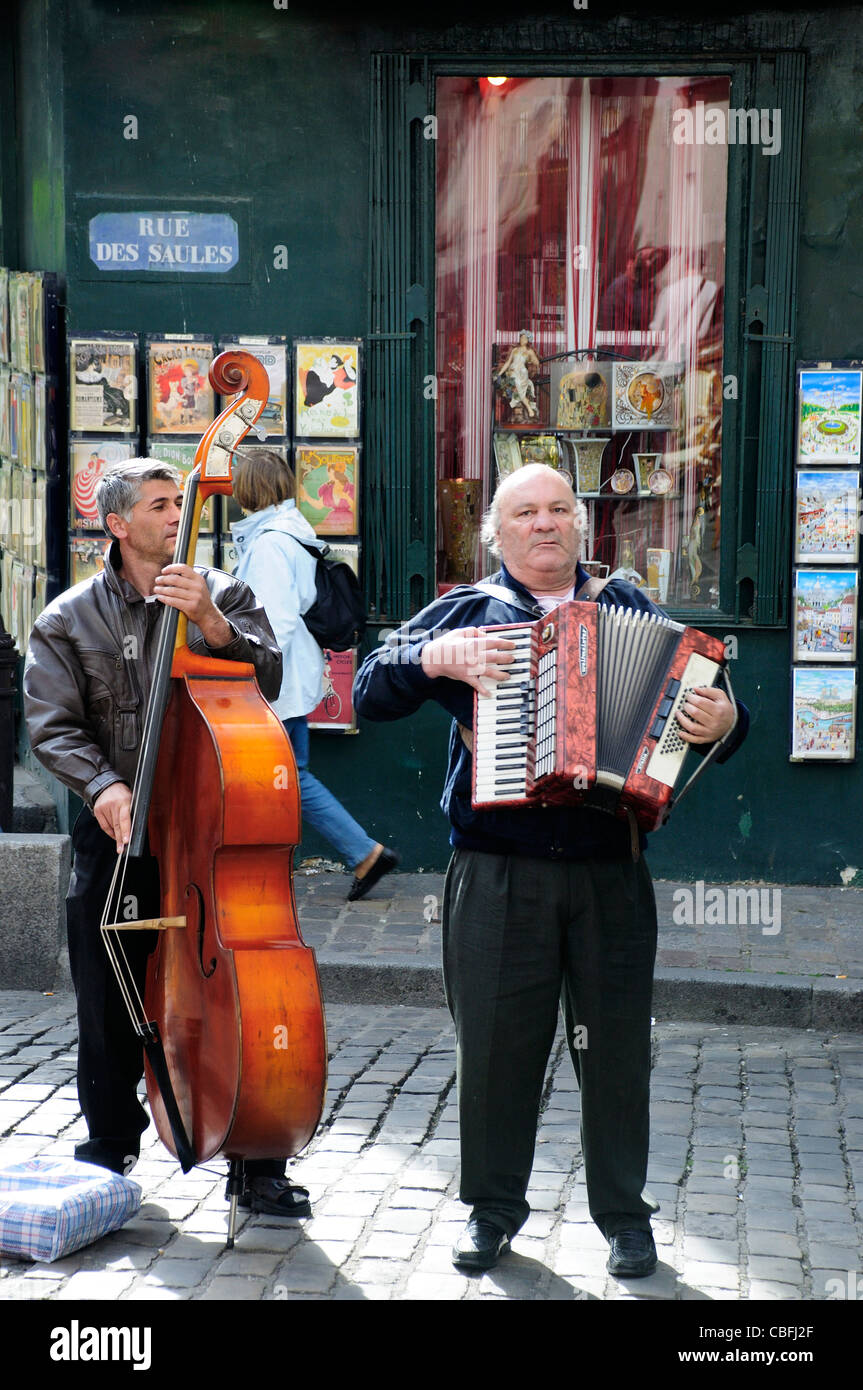 Zwei Männer, die als Straßenmusikant auf Paris Straße in Montmartre, Paris Stockfoto