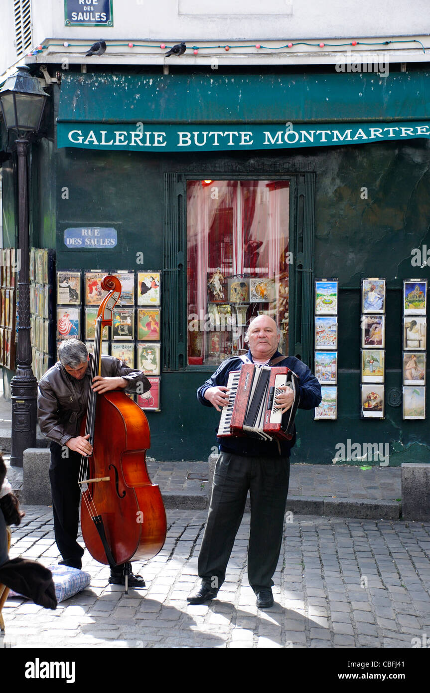 Zwei Männer spielen Instrumente in Paris Street in Montmartre Stockfoto
