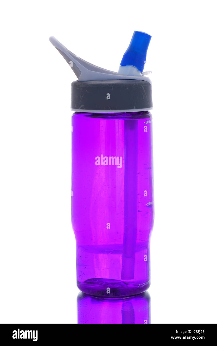 Lila Wasserflasche mit Auslauf isolierten auf weißen Hintergrund Stockfoto