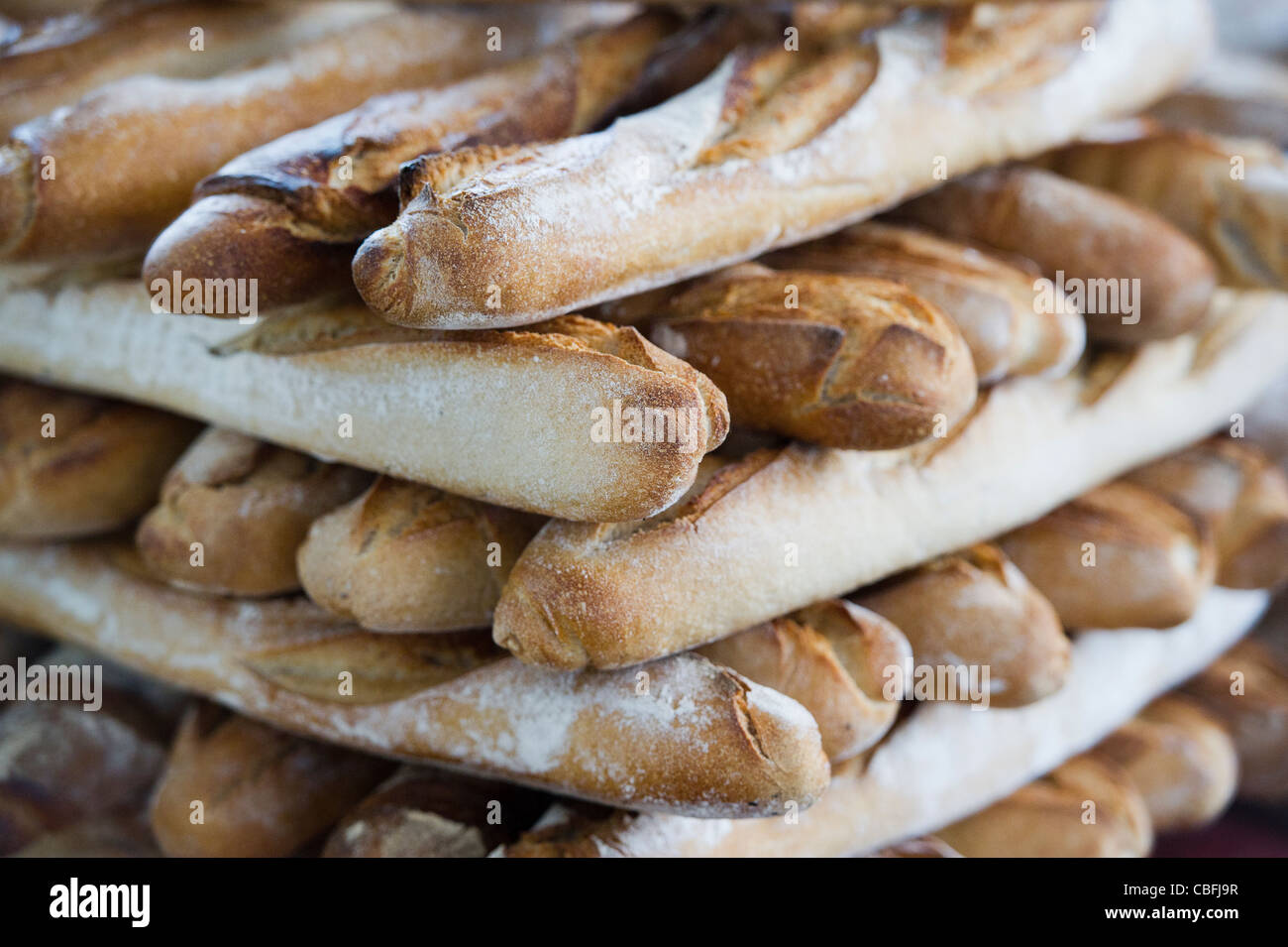Frisch gebackenes Baguette bereit für den Verkauf in einer französischen Bäckerei Stockfoto