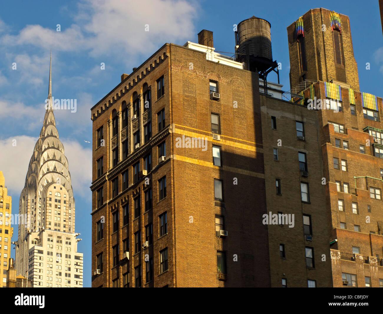 Spitze des Chrysler Building und Brownstone Gebäude Downtowm Manhattan, New York City, New York, USA, Anthony Arendt Stockfoto