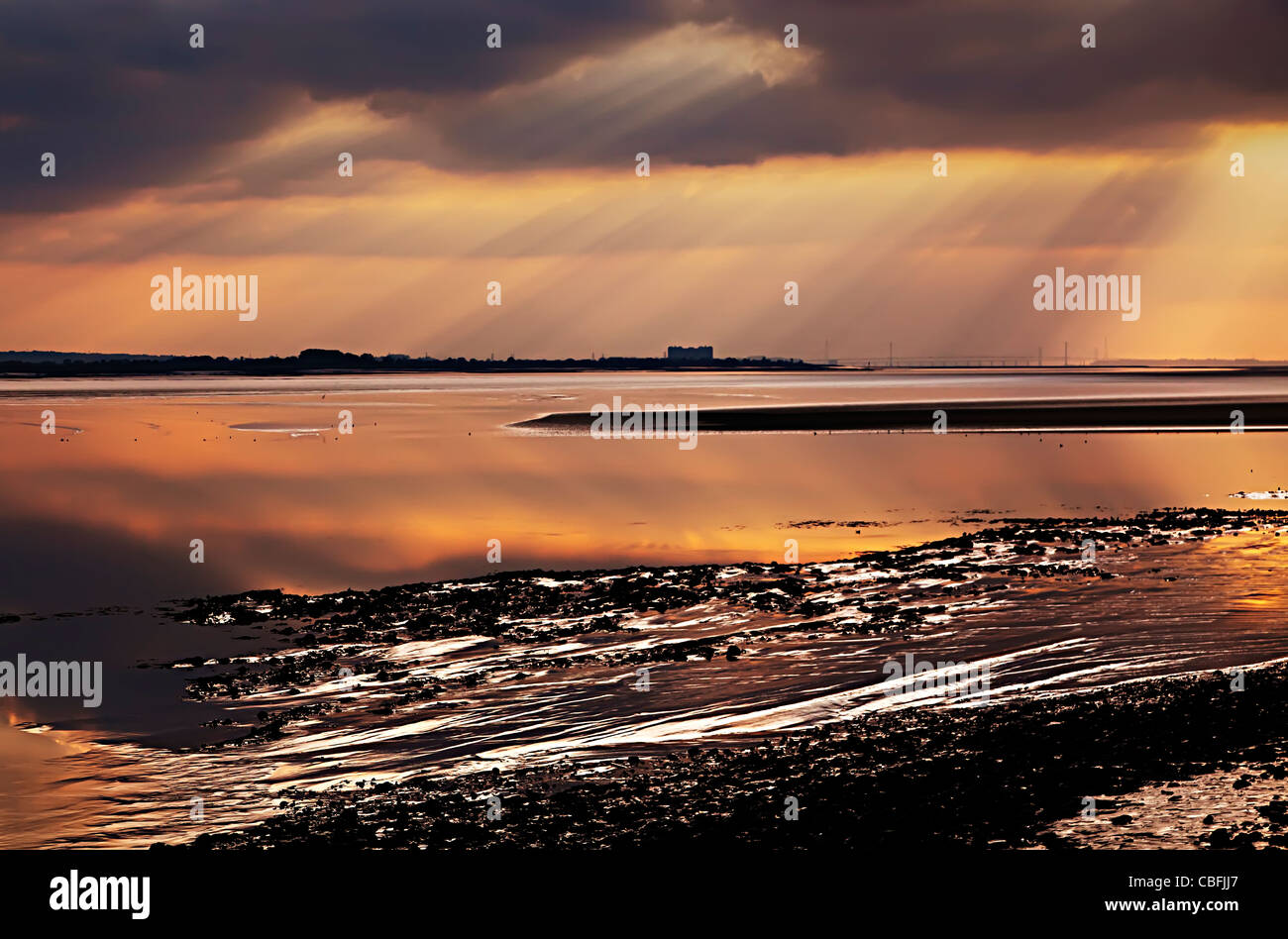 Severn Mündung mit Blick auf die Severn-Brücke und Oldbury Kernkraftwerk UK Stockfoto