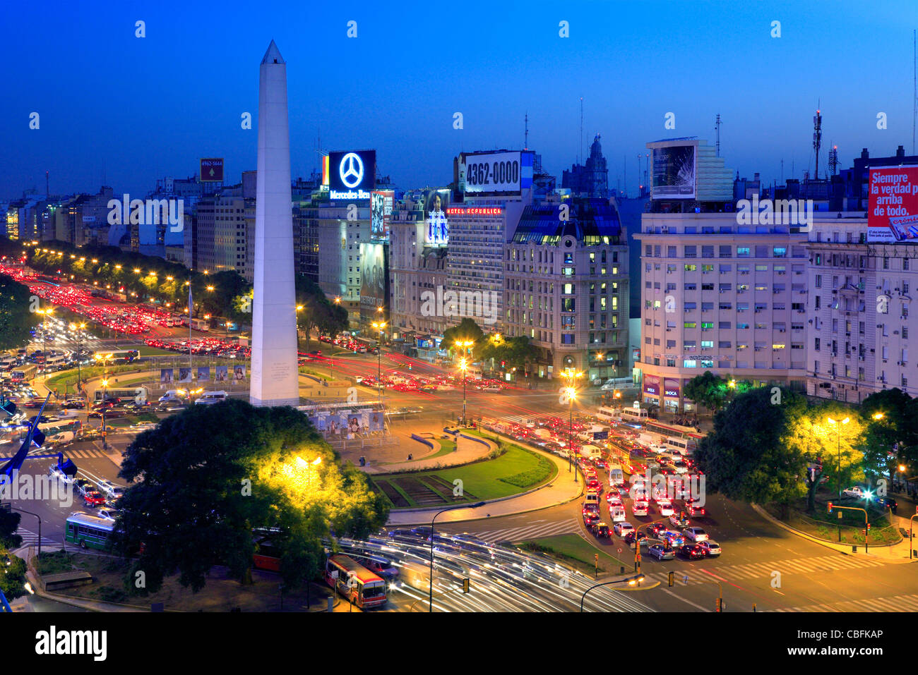 Luftaufnahme der 9 de Julio Avenue, und Obelisk (Obelisco) und Auto Lichter Spuren, in der Dämmerung. Buenos Aires, Argentinien, Südamerika. Stockfoto