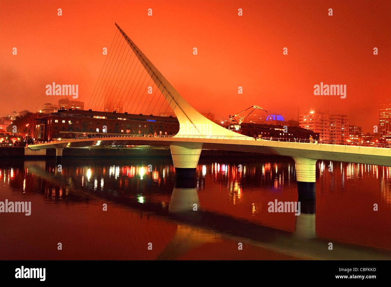 Brücke der Frau Ansicht bei stürmischen orange Sonnenuntergang mit Stadtsilhouette im Hintergrund. Stockfoto