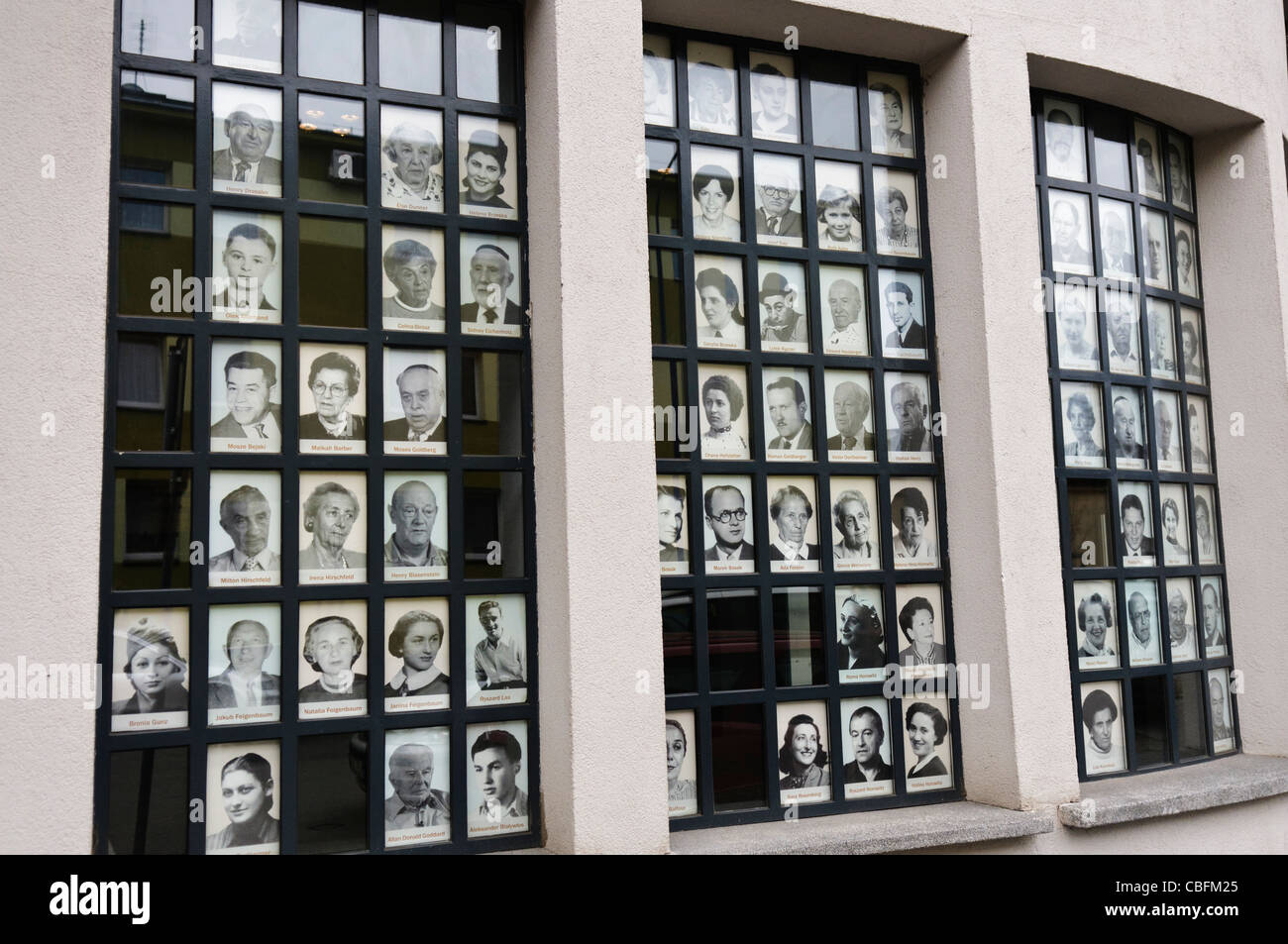 Bilder der jüdischen Opfer des Nazi-Holocaust an den Fenstern der Fabrik Oskar Schlinder, Krakau Stockfoto