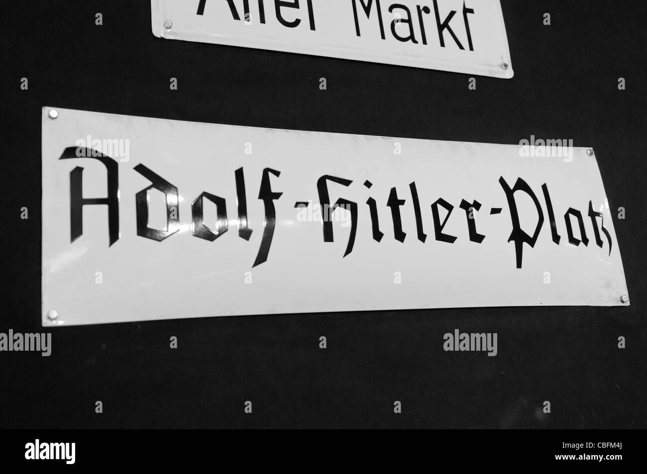 Straßenschild für Adolf Hitler Platz, die umbenannte Rynek Glowsky (Hauptplatz) in der Fabrik Oskar Schlindler, Krakau Stockfoto