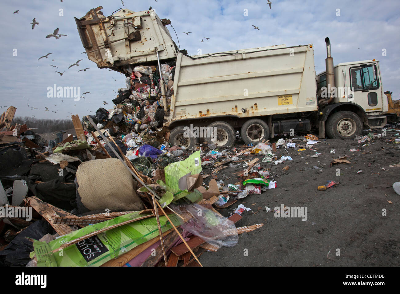 Smiths Creek, Michigan - Deponien ein LKW Müll im St. Clair County Smith Creek Deponie. Stockfoto