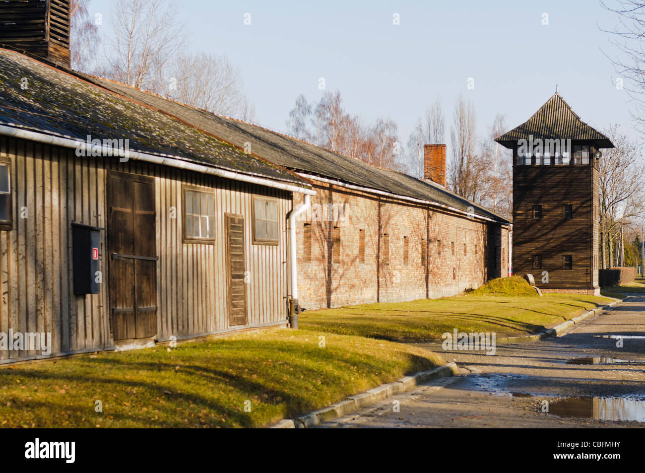 Baracken in Auschwitz I NS-Konzentrationslager mit Wachturm Beobachtungsposten Stockfoto