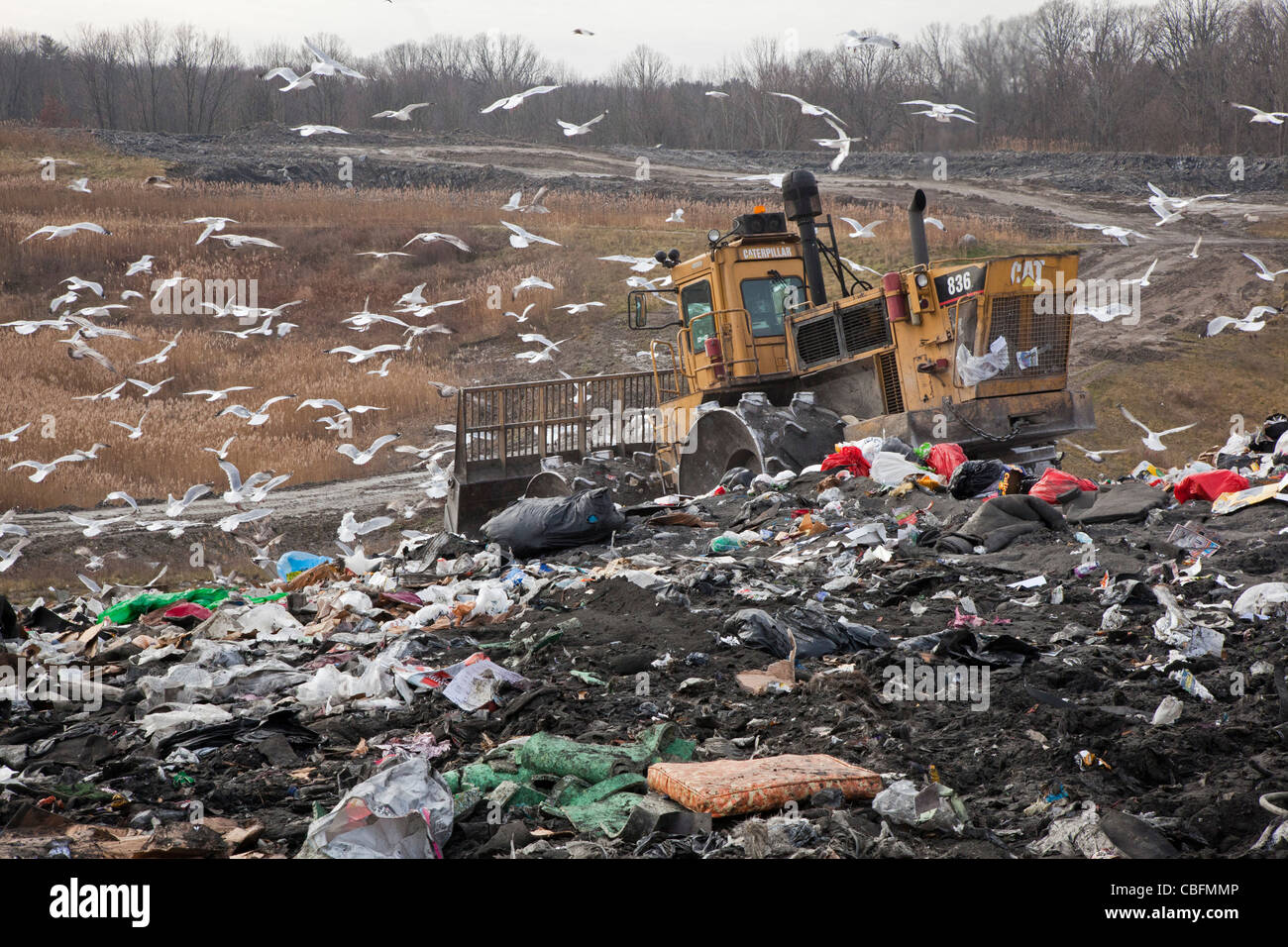 Smith's Creek, Michigan - eine Planierraupe Ebenen und Müll im St. Clair County Smith Creek Deponie verdichtet. Stockfoto