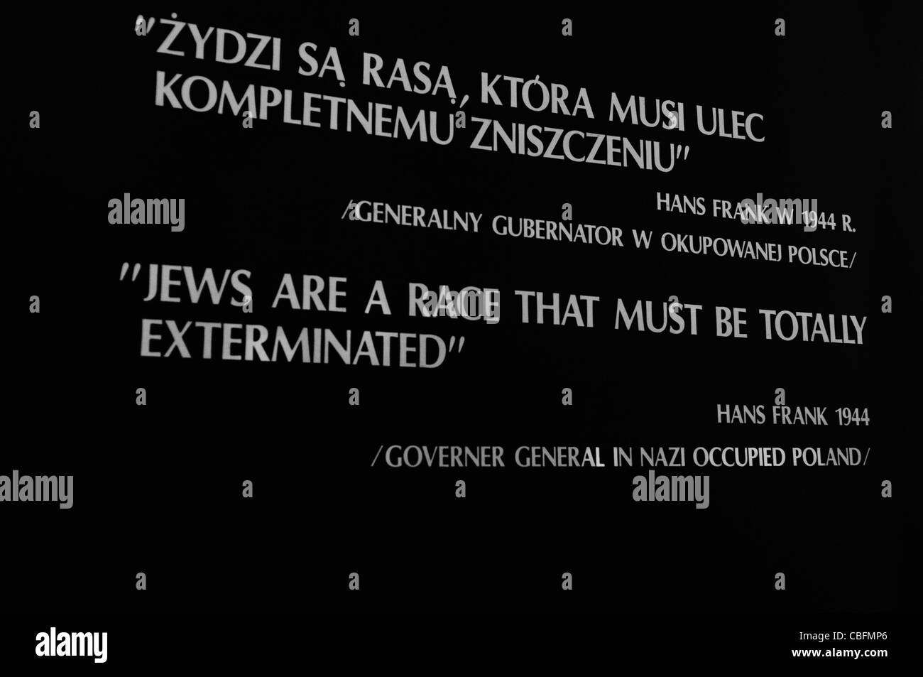 Schild am NS-Konzentrationslager Auschwitz I: "Juden sind eine Rasse, die völlig ausgerottet werden muss" in Englisch und Polnisch Stockfoto