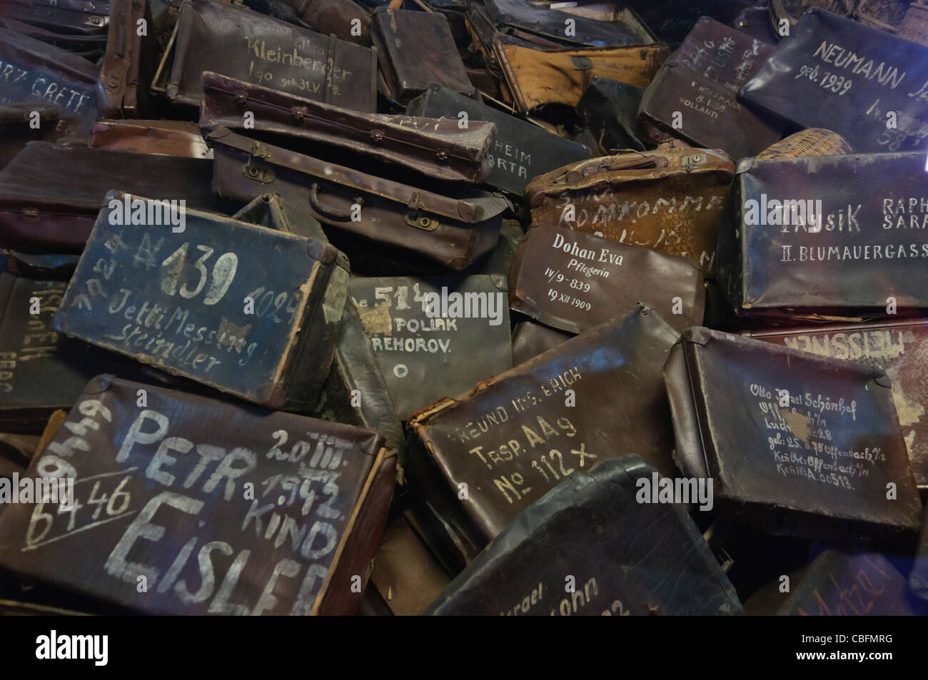 Haufen von Koffern, die Gefangenen im NS-Konzentrationslager Auschwitz I entnommen Stockfoto