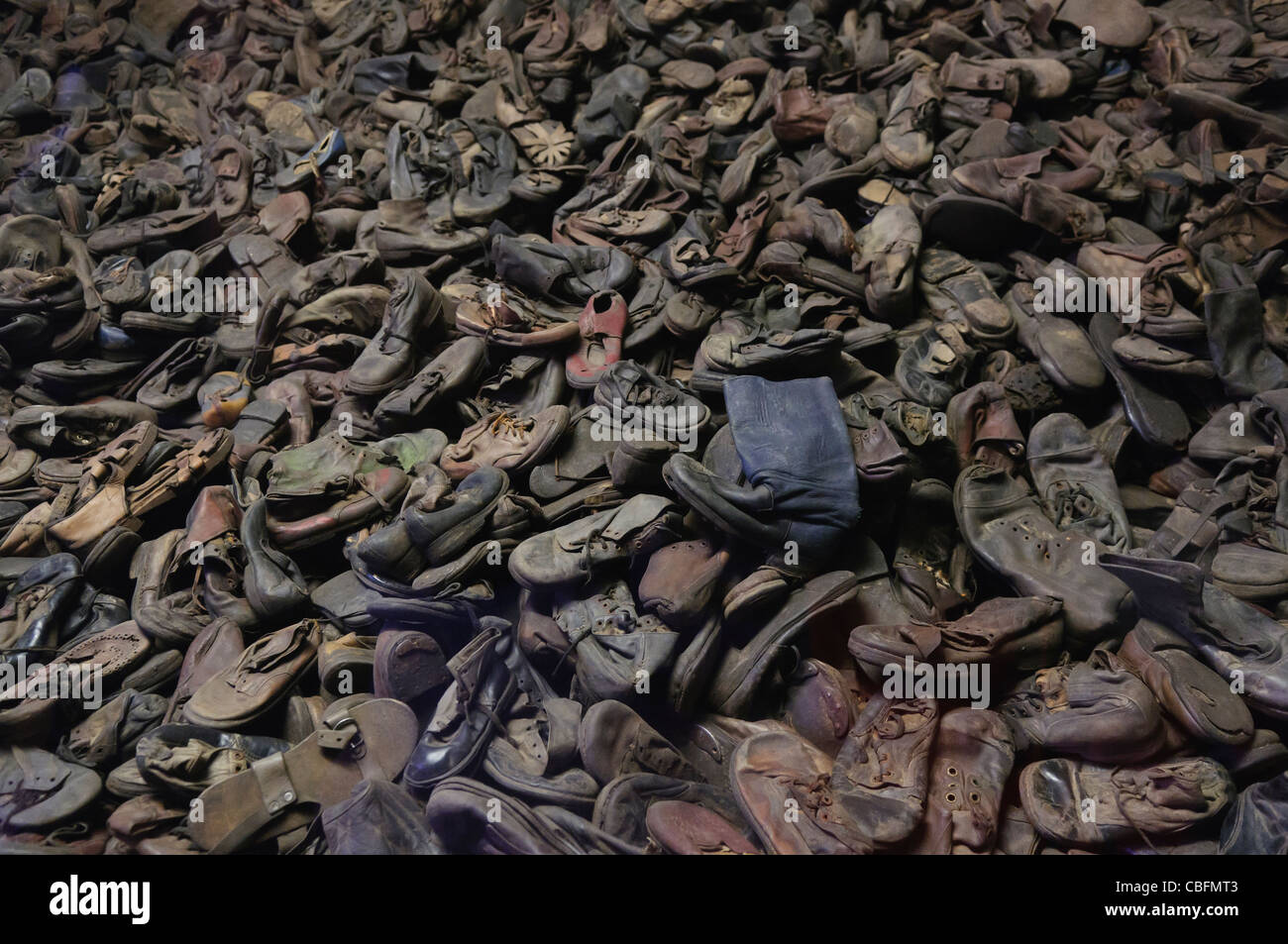 Schuhe stapelten sich im Lager Auschwitz Nazi-Contentration Stockfoto