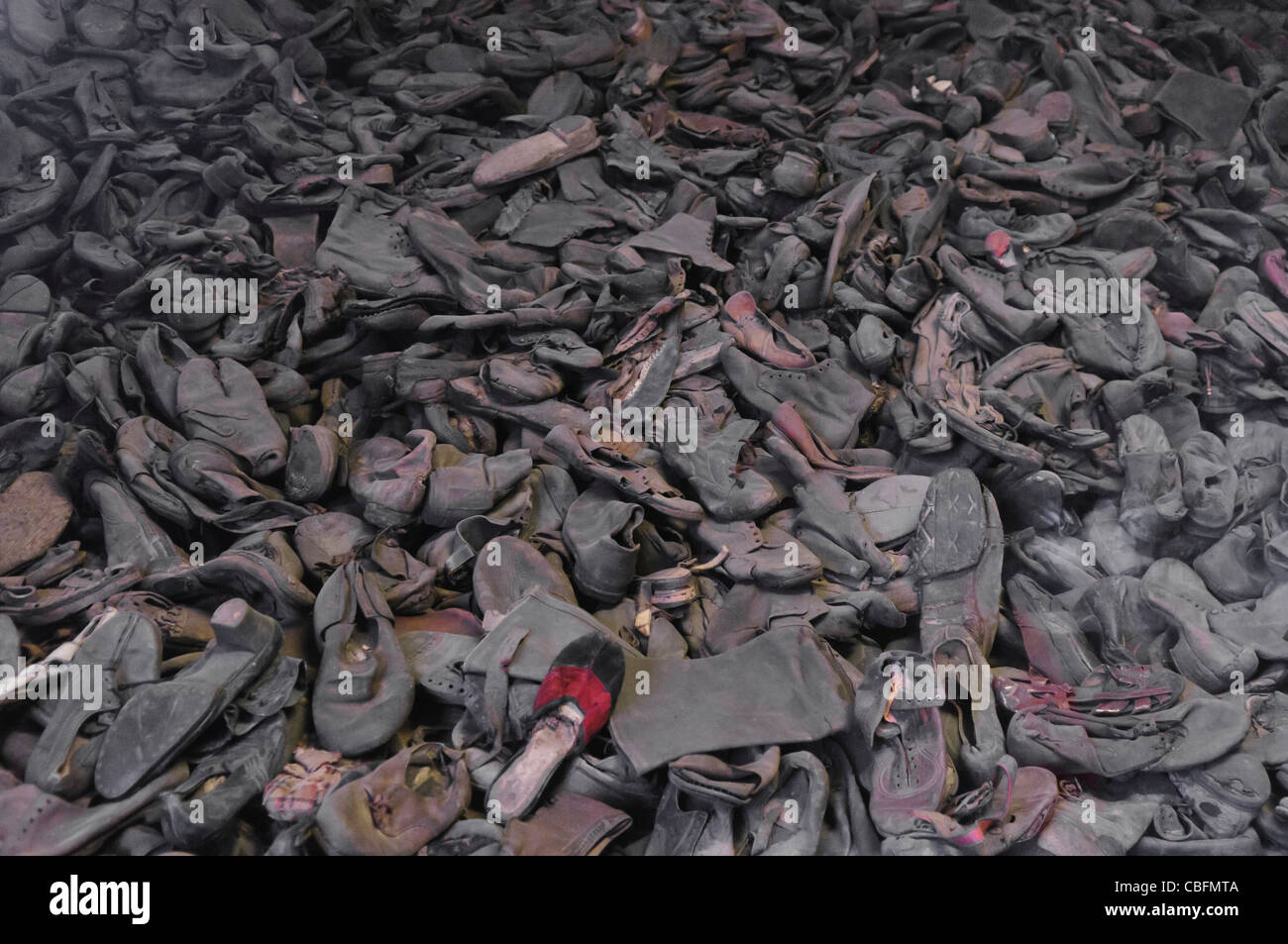 Schuhe stapelten sich im Lager Auschwitz Nazi-Contentration Stockfoto
