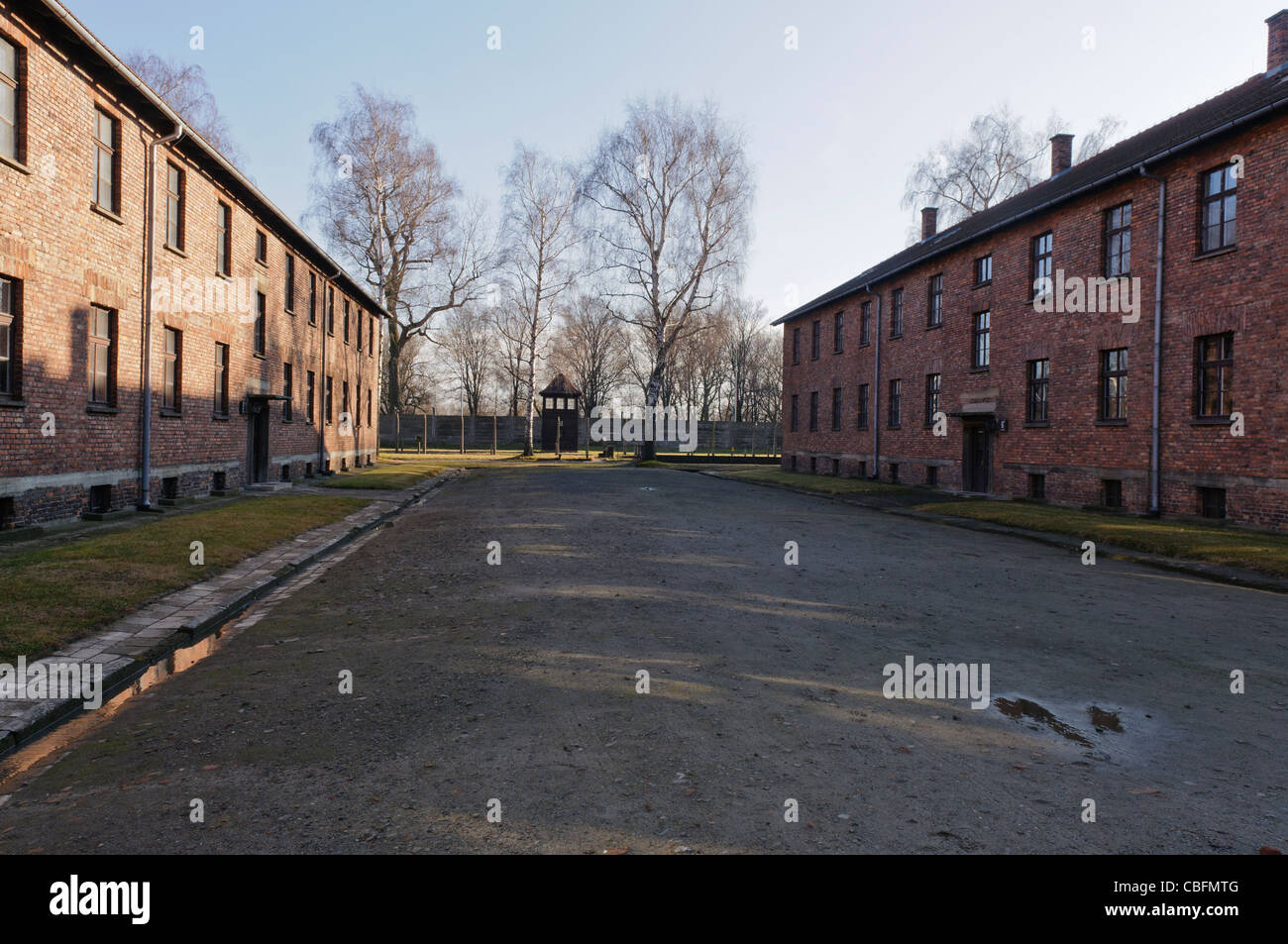 Baracken in Auschwitz I NS-Konzentrationslager mit Elektrozaun und Wachturm Stockfoto