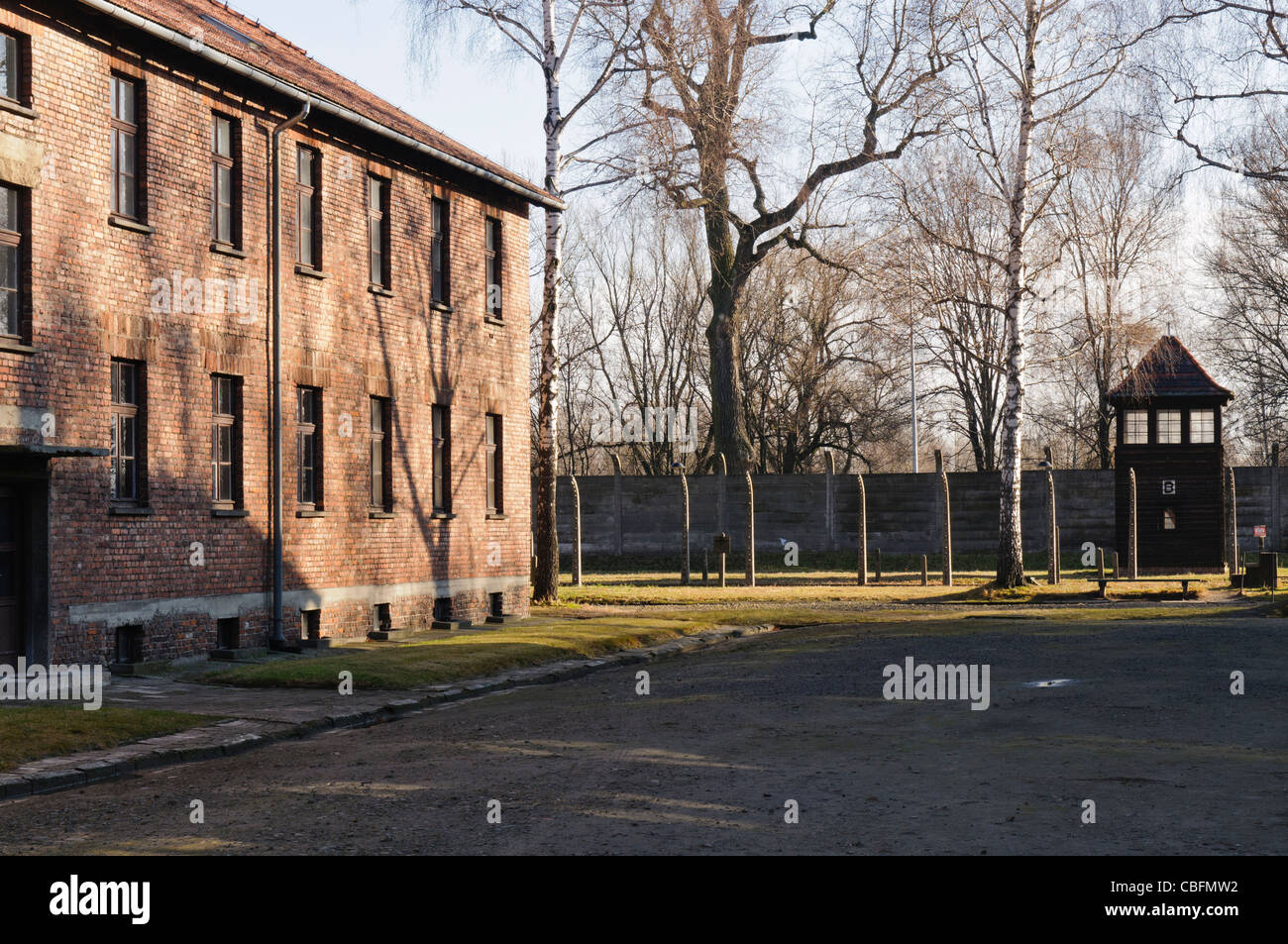 Baracken in Auschwitz I NS-Konzentrationslager mit Elektrozaun und Wachturm Stockfoto