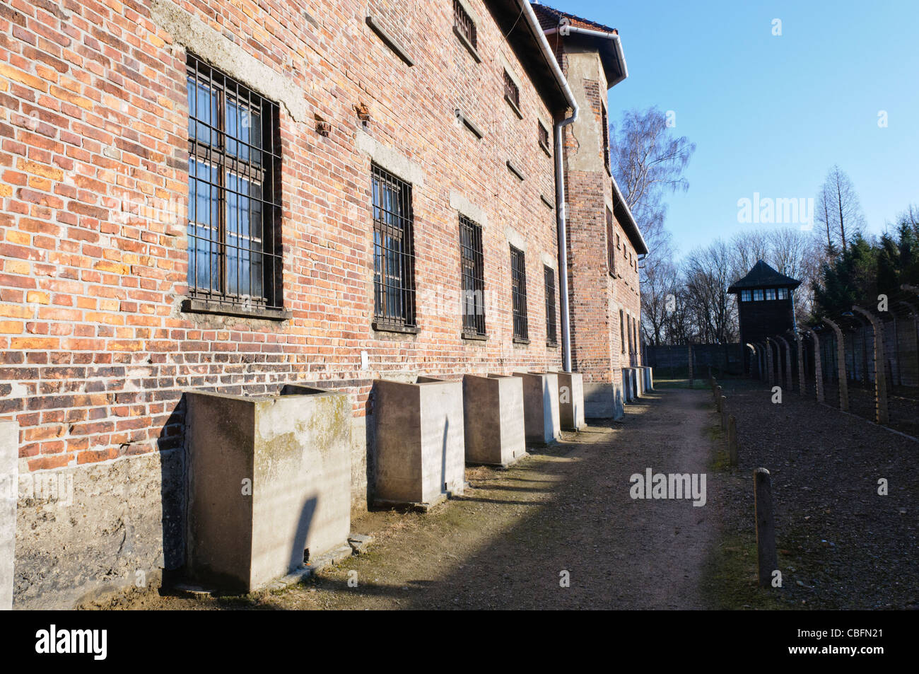 Baracken in Auschwitz I NS-Konzentrationslager mit Elektrozaun und Wachturm Stockfoto