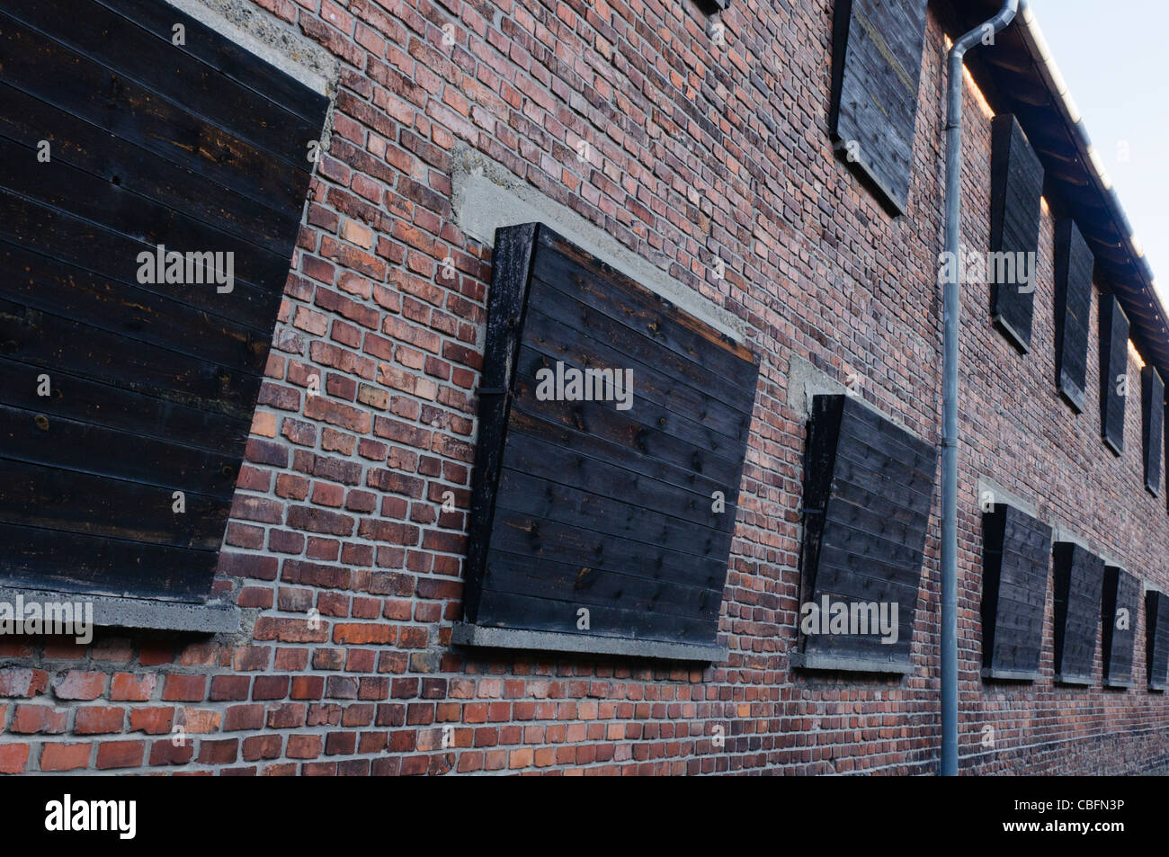 Mit Brettern vernagelt Windows von Block 10 im Auschwitz I NS-Konzentrationslager mit Blick auf die "Ausführung Mauer" Stockfoto